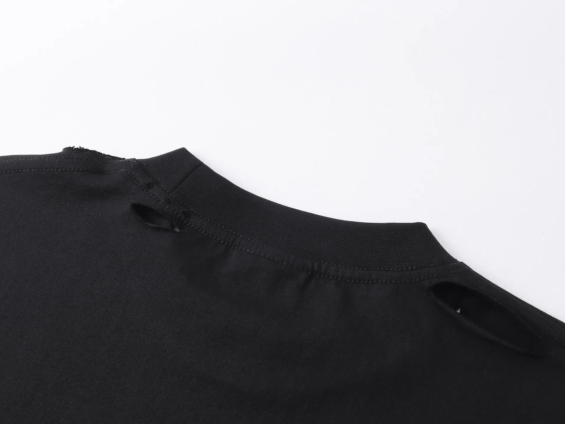 🅿️194 Detailed picture [Top version. Official website quality] BALENCI*GA/Paris. 25ss latest model. Masking tape pulp printing. Ready-to-wear washed and frayed short-sleeved T-shirt. Brick cabinet synchronization. The fabric is made of Paris ZP custom-woven and dyed 100% cotton double yarn compact cotton. The weight is 260 grams, the cloth surface is clean. The cloth pattern is clear, soft and comfortable, and the thread is dyed with no color difference. The classic pattern is printed with environmentally friendly imported materials, and the tape pattern is glued. The letters are clear and the effect is three-dimensional. Restored brick cabinet. The garments were washed and aged, and polished by many hands. Produced by ultra-heavy craftsmanship, the market currency is very different, welcome to compare. The version adopts OS loose shoulder design. The same style for men and women. Coding: BL253672 Color: black, white Size: XS S M L