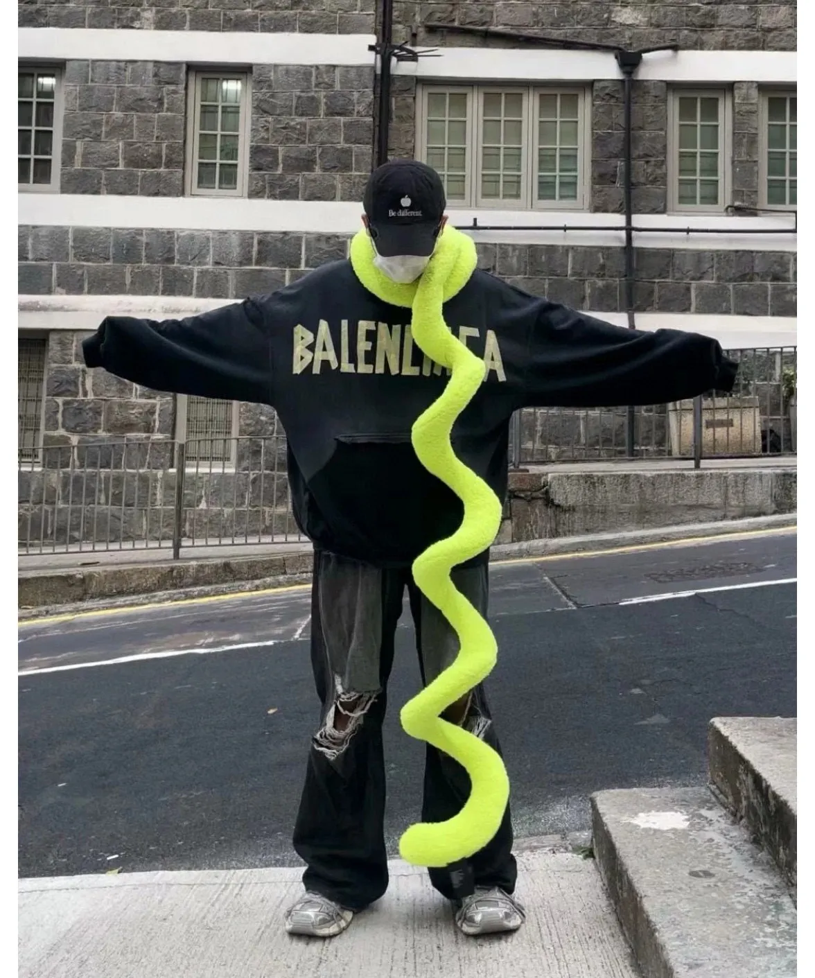 ♻️💯Reference model picture of the upper body❤️Top tested version Balenciaga 23SS textured paper printed letter double-sided logo hooded loose hooded sweatshirt This hoodie has a very interesting and cute design. The kangaroo pocket on the front of the large body is a reverse-cut design. The pockets on both sides are hollow, which means that the front view actually deceives your vision. The real pocket is sewn on the terry bottom on the reverse side, which is time-consuming and labor-intensive. But it is the core theme that cannot be ignored in the entire hoodie. The same details include hemming stitching and hole processing on both sides of the pockets; 480g heavy-weight pure cotton fabric with fine and small terry on the bottom. After heavy mud dyeing and washing, the fabric still has a thick foundation and is comfortable and soft. The front and back are double-sided textured paper transfer LOGO and the front and back are printed in different colors. The loose and large dropped shoulder design is suitable for both men and women. This style is also very suitable for girls. It is easy to create a lazy and casual street feel of the United States and France; many parts of the body have been hand-grinded with holes. Traces of muddying can be seen on the neckline, shoulder line, and side cuff splicing, but the visual transition is natural and soft without any dirty feeling. The old effect of the entire hoodie is excellent. The cuff threads are custom-woven in color; the packaging is master-washed and customized. From short-sleeves to sweatshirts, this style is definitely not to be missed Color: Mud-dyed custom-woven ocean blue Size: XS-S-M (Can be worn by men and women, OS loose shoulders) P:510