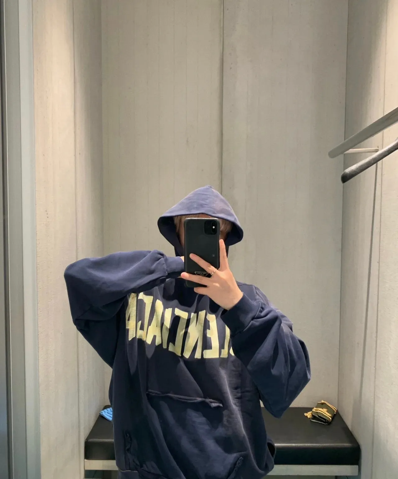 ♻️💯Reference model picture of the upper body❤️Top tested version Balenciaga 23SS textured paper printed letter double-sided logo hooded loose hooded sweatshirt This hoodie has a very interesting and cute design. The kangaroo pocket on the front of the large body is a reverse-cut design. The pockets on both sides are hollow, which means that the front view actually deceives your vision. The real pocket is sewn on the terry bottom on the reverse side, which is time-consuming and labor-intensive. But it is the core theme that cannot be ignored in the entire hoodie. The same details include hemming stitching and hole processing on both sides of the pockets; 480g heavy-weight pure cotton fabric with fine and small terry on the bottom. After heavy mud dyeing and washing, the fabric still has a thick foundation and is comfortable and soft. The front and back are double-sided textured paper transfer LOGO and the front and back are printed in different colors. The loose and large dropped shoulder design is suitable for both men and women. This style is also very suitable for girls. It is easy to create a lazy and casual street feel of the United States and France; many parts of the body have been hand-grinded with holes. Traces of muddying can be seen on the neckline, shoulder line, and side cuff splicing, but the visual transition is natural and soft without any dirty feeling. The old effect of the entire hoodie is excellent. The cuff threads are custom-woven in color; the packaging is master-washed and customized. From short-sleeves to sweatshirts, this style is definitely not to be missed Color: Mud-dyed custom-woven ocean blue Size: XS-S-M (Can be worn by men and women, OS loose shoulders) P:510