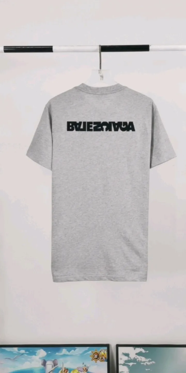 Real shot of the video————The top tested version of Balenciaga/Balenciaga inverted letter embroidery for men and women couple stars, the same style pure cotton short-sleeved T-shirt. Original development, custom-woven fabric, craft washing treatment, full of thickness, texture different from market products, highly restored to the original version, imported Tajima machine embroidery, perfectly close to the original product, very simple logo to indicate identity, letter spacing, the size is consistent with the original version, 22ss version to create a highly restored version of the same style for men and women The hem has a high-low bifurcated design, with a clear sense of layering and BF design style! Butt-covering artifact! Girls can have their lower body disappear in an instant! Size: XS-L Color: Heather Gray P:260