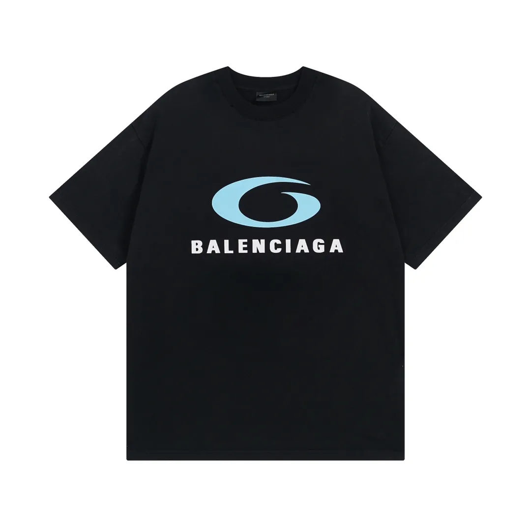 🅿️180 real photos [Top version. Official website quality] BALENCI*GA/Paris. SS24 latest model, LOOP SPORTS ICON printed short-sleeved T-shirt. Brick cabinet synchronization. Genuine product developed at the first time, happy to print and compare! The fabric is made of Paris ZP custom-woven and dyed cotton double yarn. Weighing 260 grams, the cloth surface is clean. The cloth pattern is clear, soft and comfortable. The threads are dyed with no color difference. The printing uses environmentally friendly imported materials. The letters are clear and the effect is three-dimensional. The version adopts OS loose shoulder design. Same style for men and women. Code: BL223605 Color: off-white, black Size: XS S M L