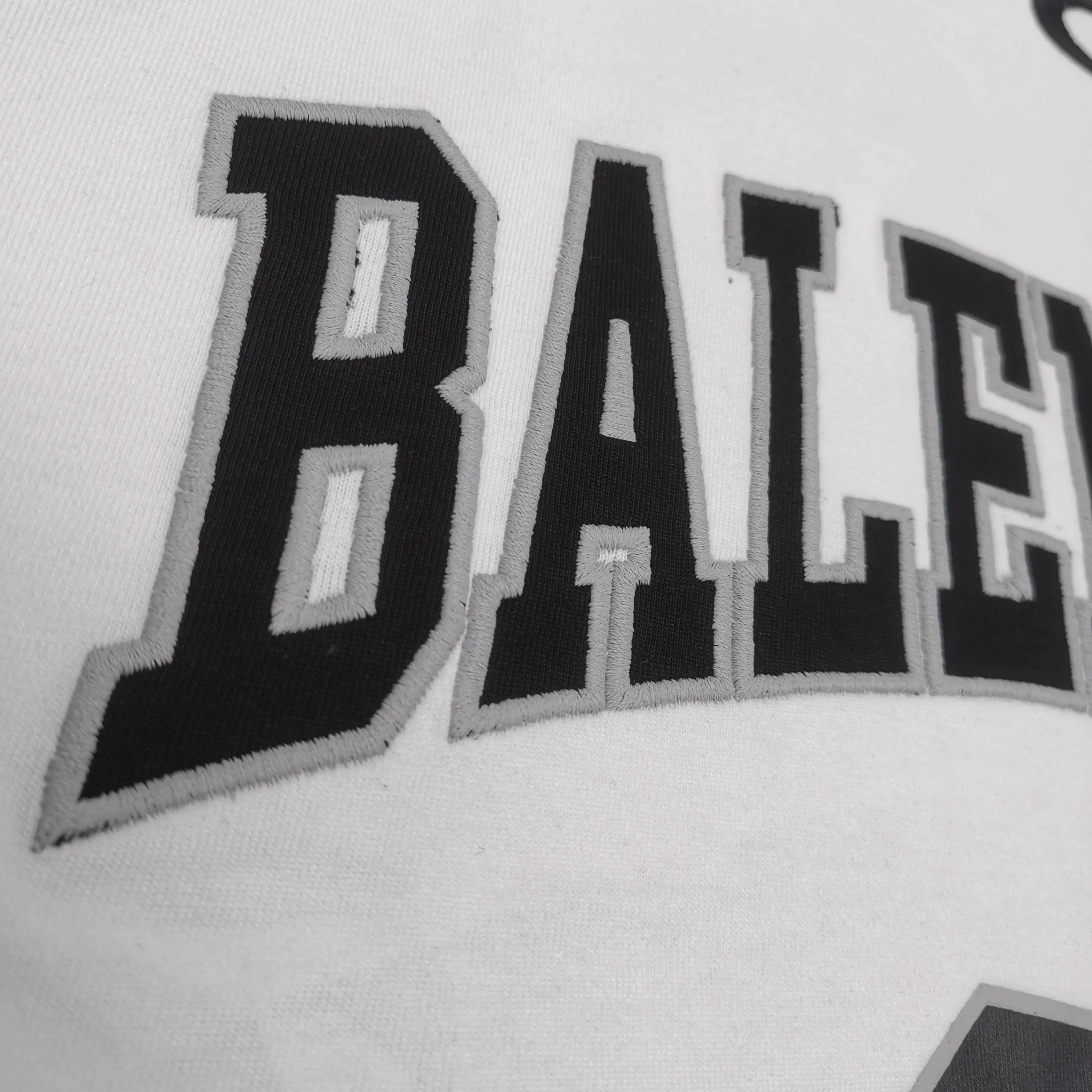 [Top version. Official website quality] BALENCI*GA/Paris.SS25 latest basketball uniform embroidered printed long-sleeved T-shirt. The front embroidery is embroidered and printed using a Tajima computer embroidery machine, the lower left corner is stamped, and the back piece is printed. Brick cabinets are synchronized. Genuine products are developed at the first time. The fabric is made of Paris ZP custom-woven and dyed cotton double yarn. Weighing 260 grams, the cloth surface is clean. The cloth pattern is clear, soft and comfortable. The threads are dyed with no color difference. The printing uses environmentally friendly imported materials, the letters are clear and the effect is three-dimensional. The version adopts OS loose shoulder design. Same style for men and women. Color: black, white, purple, orchid. Size: XS S M L P350
