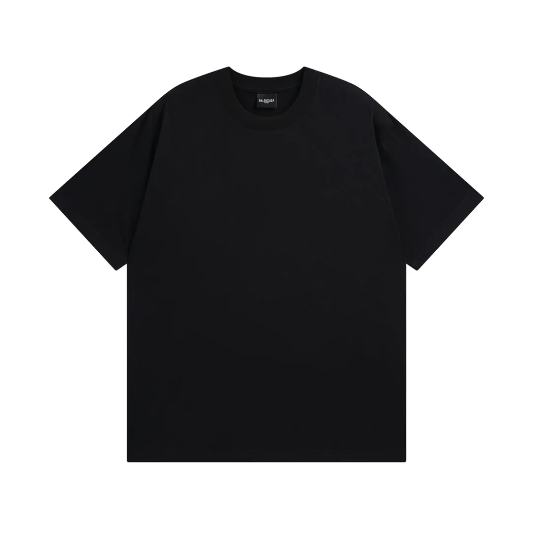 🅿️180 Detail Picture [Top version. Official website quality] BALENCI*GA/Paris BALENCI*GA#23SS Paris classic lock button back classic LOGO hot-drilled short-sleeved T-shirt. Brick cabinet synchronization. The fabric is made of Paris ZP custom-woven and dyed 100% cotton double yarn compact cotton. The weight is 260 grams. The cloth surface is clean. The cloth pattern is clear. Soft and comfortable. Good color fastness. Not easy to change color. The threads are woven and dyed with no color difference. The back hot drill uses imported drill, which has good gloss and is not easy to fall off. Restore brick cabinet. The version adopts OS loose shoulder style. Same style for men and women. Code: BL223200 Color: Black. White Size: XS to L