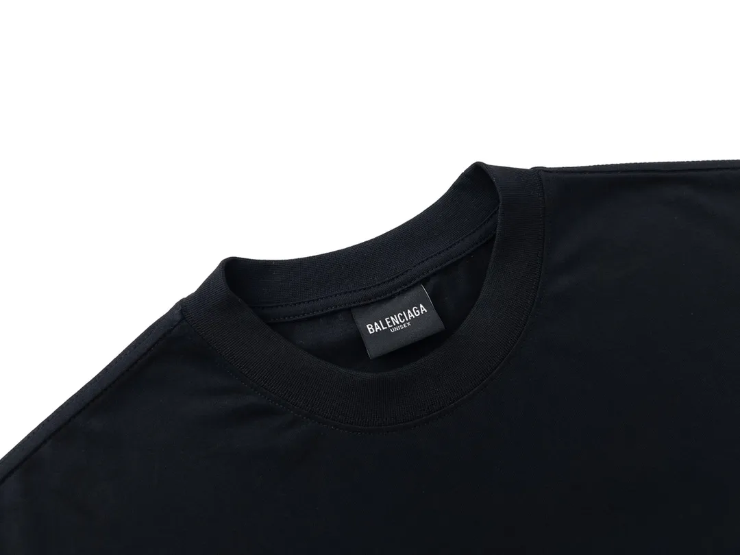 🅿️180 Detail Picture [Top version. Official website quality] BALENCI*GA/Paris BALENCI*GA#23SS Paris classic lock button back classic LOGO hot-drilled short-sleeved T-shirt. Brick cabinet synchronization. The fabric is made of Paris ZP custom-woven and dyed 100% cotton double yarn compact cotton. The weight is 260 grams. The cloth surface is clean. The cloth pattern is clear. Soft and comfortable. Good color fastness. Not easy to change color. The threads are woven and dyed with no color difference. The back hot drill uses imported drill, which has good gloss and is not easy to fall off. Restore brick cabinet. The version adopts OS loose shoulder style. Same style for men and women. Code: BL223200 Color: Black. White Size: XS to L