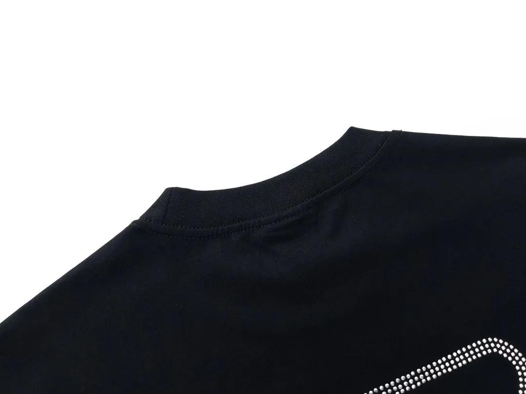 🅿️180 Detail Picture [Top version. Official website quality] BALENCI*GA/Paris BALENCI*GA#23SS Paris classic lock button back classic LOGO hot-drilled short-sleeved T-shirt. Brick cabinet synchronization. The fabric is made of Paris ZP custom-woven and dyed 100% cotton double yarn compact cotton. The weight is 260 grams. The cloth surface is clean. The cloth pattern is clear. Soft and comfortable. Good color fastness. Not easy to change color. The threads are woven and dyed with no color difference. The back hot drill uses imported drill, which has good gloss and is not easy to fall off. Restore brick cabinet. The version adopts OS loose shoulder style. Same style for men and women. Code: BL223200 Color: Black. White Size: XS to L