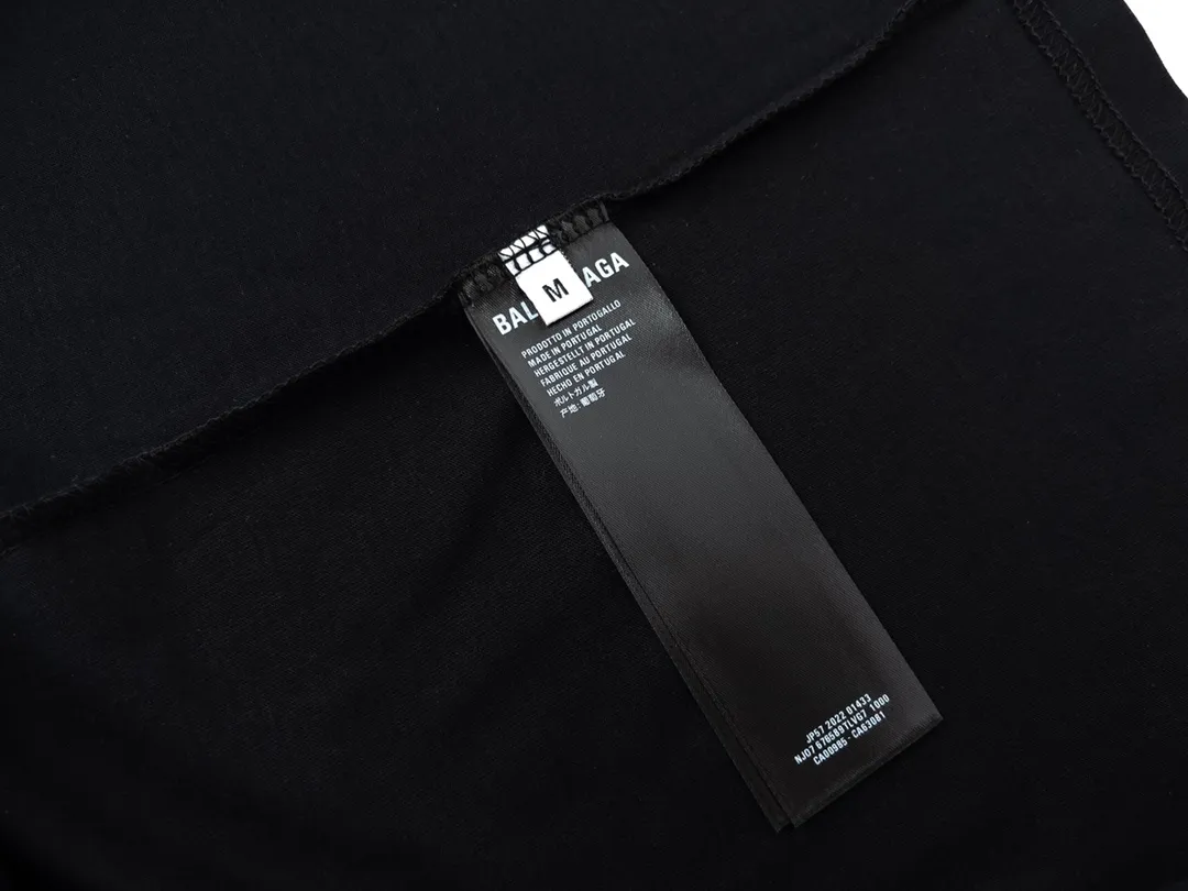 🅿️180 Detail Picture [Top version. Official website quality] BALENCI*GA/Paris BALENCI*GA#23SS Paris classic lock button back classic LOGO hot-drilled short-sleeved T-shirt. Brick cabinet synchronization. The fabric is made of Paris ZP custom-woven and dyed 100% cotton double yarn compact cotton. The weight is 260 grams. The cloth surface is clean. The cloth pattern is clear. Soft and comfortable. Good color fastness. Not easy to change color. The threads are woven and dyed with no color difference. The back hot drill uses imported drill, which has good gloss and is not easy to fall off. Restore brick cabinet. The version adopts OS loose shoulder style. Same style for men and women. Code: BL223200 Color: Black. White Size: XS to L