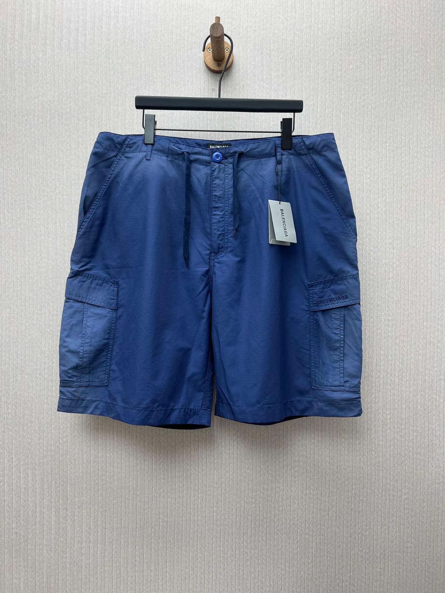 🅿️440 Paris French blue faded workwear drawstring shorts. The fabric is made of high-count and high-density plaid woven cotton brocade fabric. The back piece is dyed and shaped according to YB French blue. Spray horse slip process. Old fading effect. Hardware bb zipper mold customization. Custom dyed LOGO buttons.