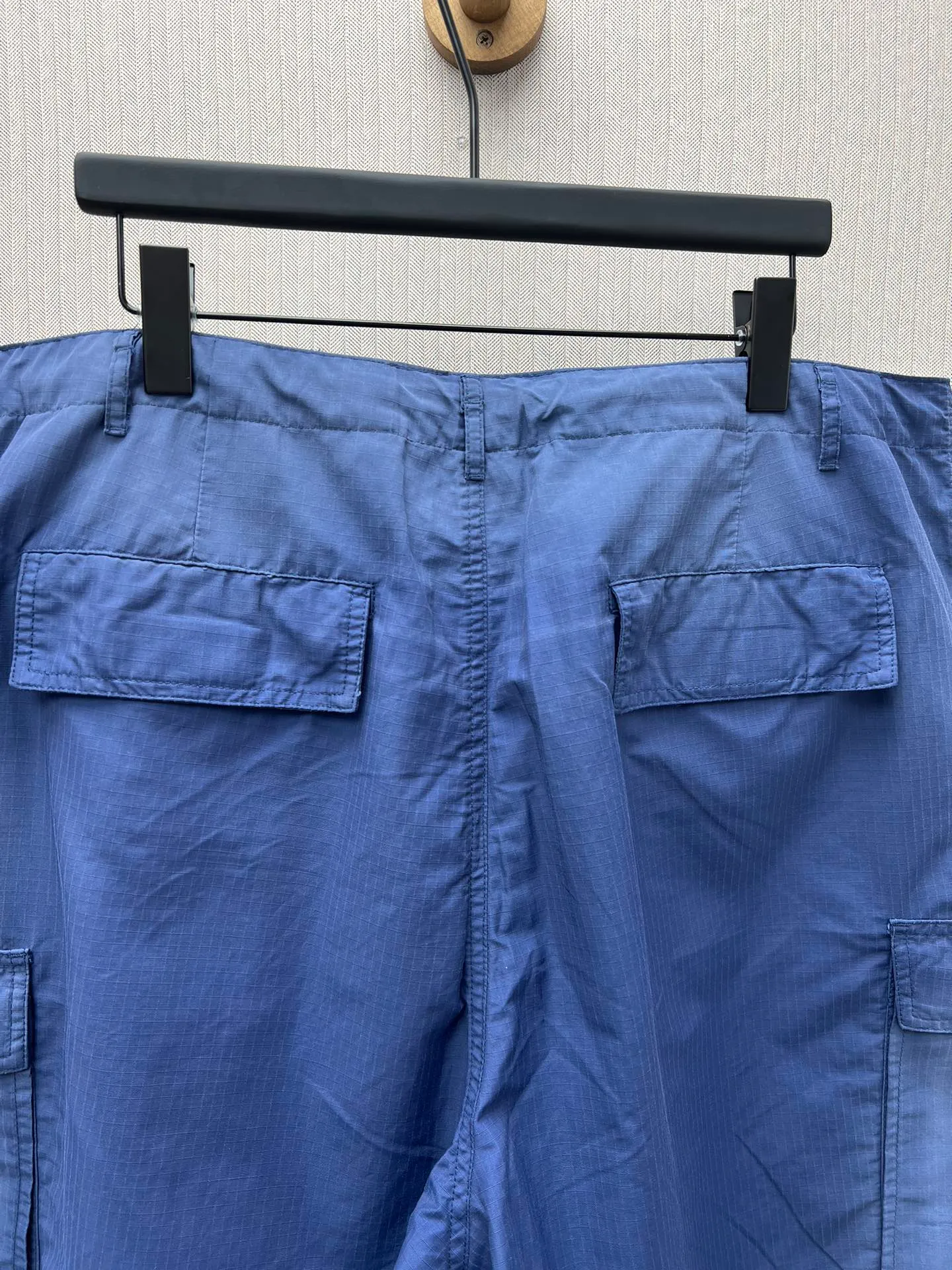 🅿️440 Paris French blue faded workwear drawstring shorts. The fabric is made of high-count and high-density plaid woven cotton brocade fabric. The back piece is dyed and shaped according to YB French blue. Spray horse slip process. Old fading effect. Hardware bb zipper mold customization. Custom dyed LOGO buttons.