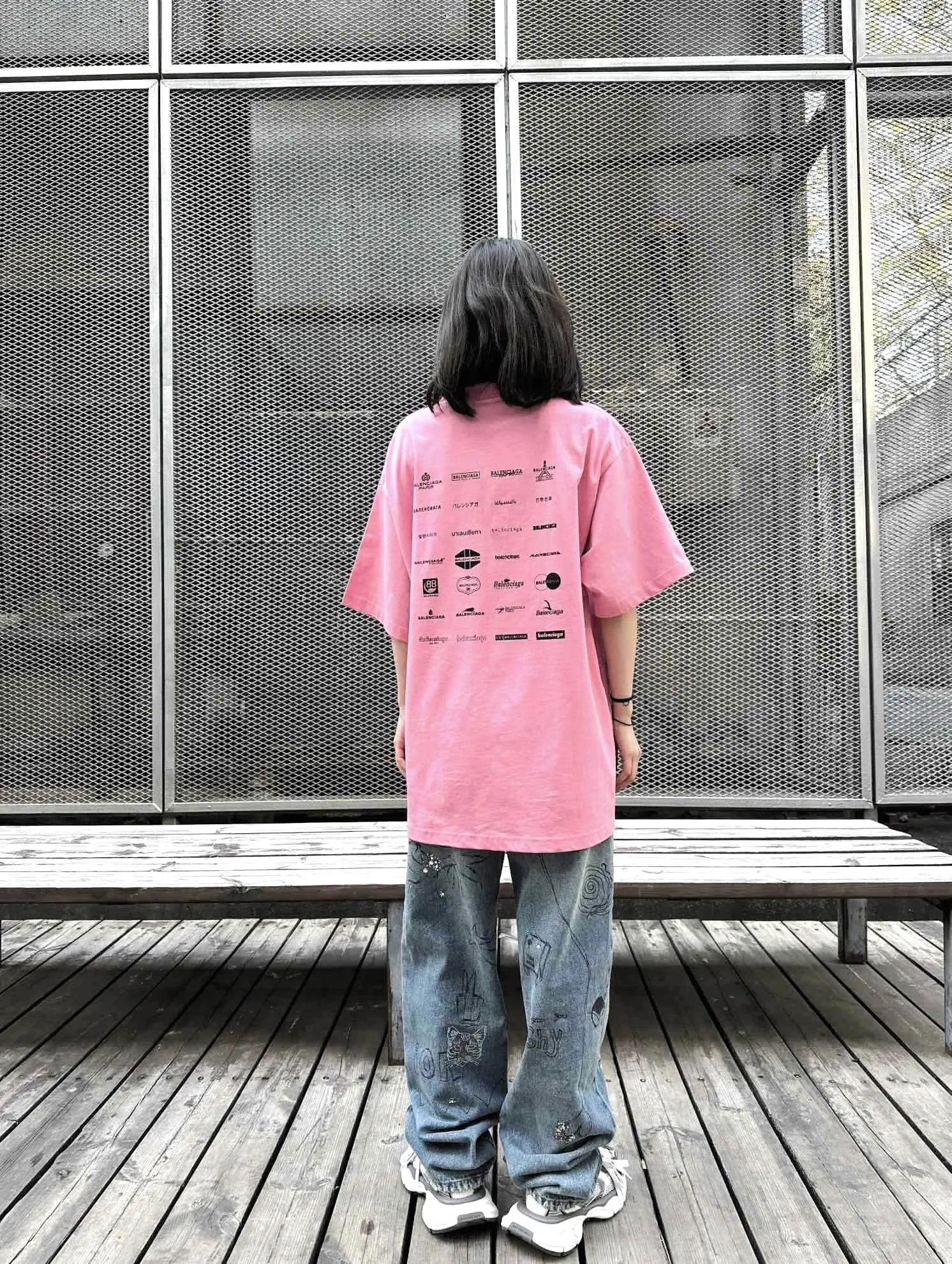 ♻️💯Upper body reference model picture❤The top version of Balenciaga BALENCIAGA is fully printed with LOGO slogans. The same style pure cotton loose short-sleeved T-shirt for male and female couples stars. Balenciaga was founded by Cristobal Balenciaga, a great genius designer who is known as representing the twentieth century. For more than half a century since the brand was founded, Balenciaga has been famous in the fashion industry for its fashion and elegance. You can find any of your favorite logos on the front and back of this piece, Ness.  The front and rear printing uses low-coverage screen printing technology, and the glue is imported. The printing is very delicate, and the scratched out problems are very clear and there are no burrs. The fabric is made of 280g double-ply double-yarn pure cotton loose fabric, which is loose and breathable, has good drying effect, full drape and skin toning. Color: Black White Pink Size: XS-L P:240