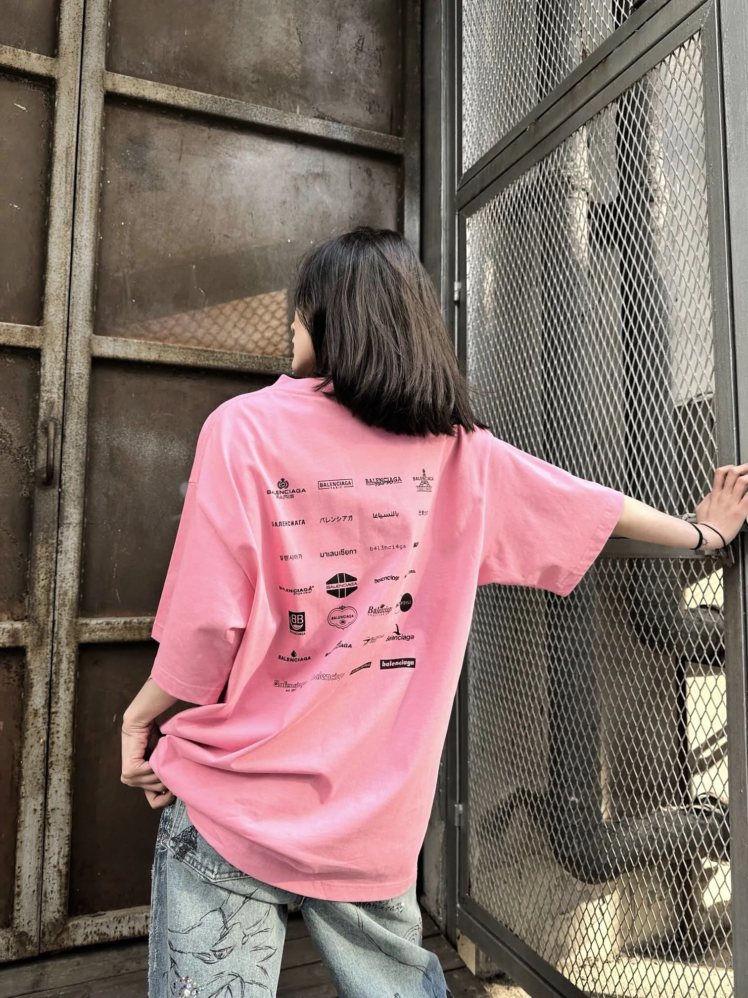 ♻️💯Upper body reference model picture❤The top version of Balenciaga BALENCIAGA is fully printed with LOGO slogans. The same style pure cotton loose short-sleeved T-shirt for male and female couples stars. Balenciaga was founded by Cristobal Balenciaga, a great genius designer who is known as representing the twentieth century. For more than half a century since the brand was founded, Balenciaga has been famous in the fashion industry for its fashion and elegance. You can find any of your favorite logos on the front and back of this piece, Ness.  The front and rear printing uses low-coverage screen printing technology, and the glue is imported. The printing is very delicate, and the scratched out problems are very clear and there are no burrs. The fabric is made of 280g double-ply double-yarn pure cotton loose fabric, which is loose and breathable, has good drying effect, full drape and skin toning. Color: Black White Pink Size: XS-L P:240