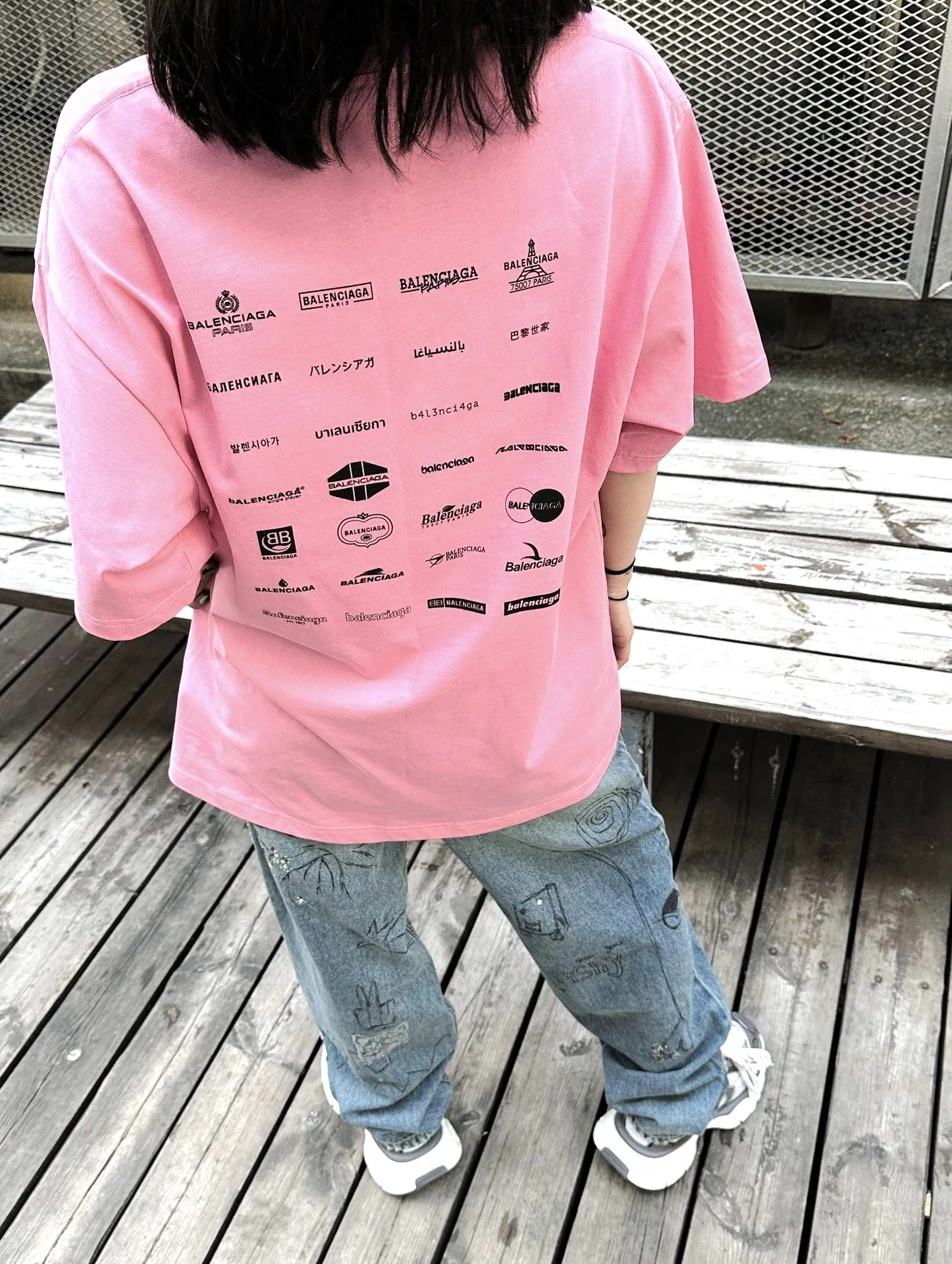 ♻️💯Upper body reference model picture❤The top version of Balenciaga BALENCIAGA is fully printed with LOGO slogans. The same style pure cotton loose short-sleeved T-shirt for male and female couples stars. Balenciaga was founded by Cristobal Balenciaga, a great genius designer who is known as representing the twentieth century. For more than half a century since the brand was founded, Balenciaga has been famous in the fashion industry for its fashion and elegance. You can find any of your favorite logos on the front and back of this piece, Ness.  The front and rear printing uses low-coverage screen printing technology, and the glue is imported. The printing is very delicate, and the scratched out problems are very clear and there are no burrs. The fabric is made of 280g double-ply double-yarn pure cotton loose fabric, which is loose and breathable, has good drying effect, full drape and skin toning. Color: Black White Pink Size: XS-L P:240