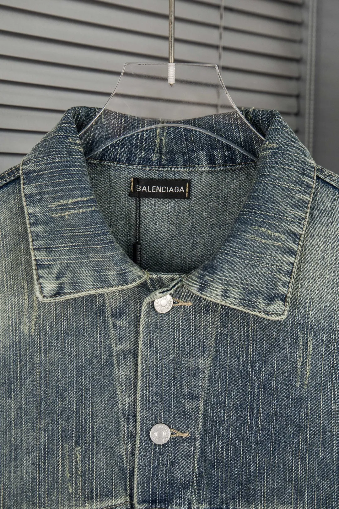 🅿️280 New model number: B154 Balenciaga washed distressed back denim jacket with rhinestone lettering logo 1️⃣Using high-quality denim fabric washing process, the upper body is soft, comfortable and extremely delicate after washing. It feels solid, smooth and soft. The fabric has the characteristics of being wrinkle-free and has an invincible feel. The details are perfectly handled! 2️⃣It is very youthful and energetic, and can be easily worn by both men and women. It is very in line with the fashion aesthetic concepts of today's young people! 3️⃣ A full set of customized accessories, complete with three standards, same style for men and women, a must-have style for couples. Color: Denim Blue Size: S, M, L, XL