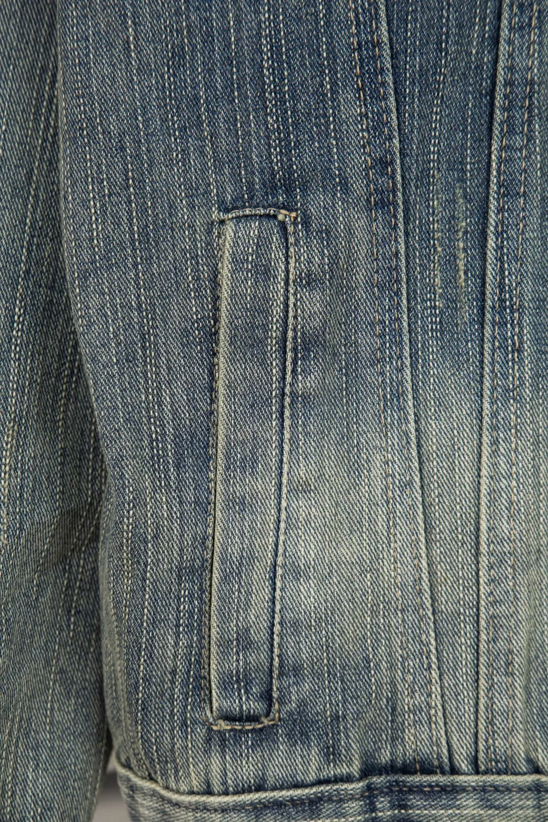 🅿️280 New model number: B154 Balenciaga washed distressed back denim jacket with rhinestone lettering logo 1️⃣Using high-quality denim fabric washing process, the upper body is soft, comfortable and extremely delicate after washing. It feels solid, smooth and soft. The fabric has the characteristics of being wrinkle-free and has an invincible feel. The details are perfectly handled! 2️⃣It is very youthful and energetic, and can be easily worn by both men and women. It is very in line with the fashion aesthetic concepts of today's young people! 3️⃣ A full set of customized accessories, complete with three standards, same style for men and women, a must-have style for couples. Color: Denim Blue Size: S, M, L, XL