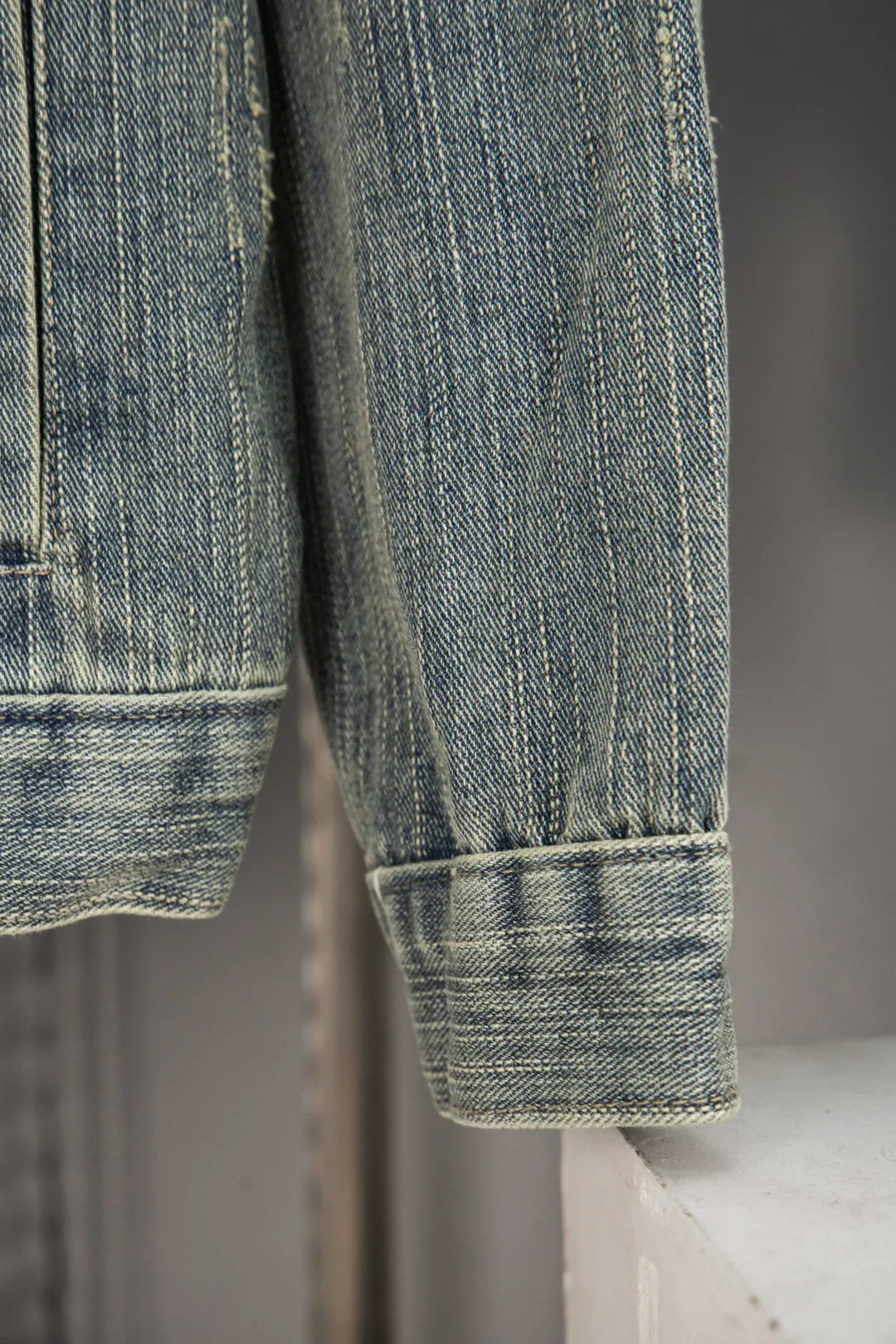 🅿️280 New model number: B154 Balenciaga washed distressed back denim jacket with rhinestone lettering logo 1️⃣Using high-quality denim fabric washing process, the upper body is soft, comfortable and extremely delicate after washing. It feels solid, smooth and soft. The fabric has the characteristics of being wrinkle-free and has an invincible feel. The details are perfectly handled! 2️⃣It is very youthful and energetic, and can be easily worn by both men and women. It is very in line with the fashion aesthetic concepts of today's young people! 3️⃣ A full set of customized accessories, complete with three standards, same style for men and women, a must-have style for couples. Color: Denim Blue Size: S, M, L, XL