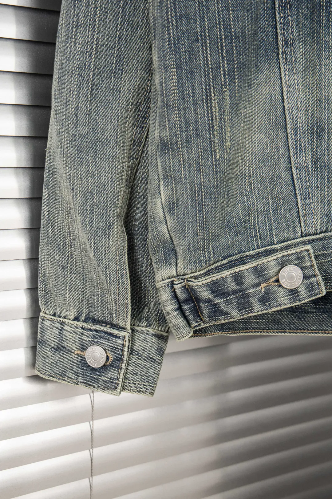 🅿️280 New model number: B154 Balenciaga washed distressed back denim jacket with rhinestone lettering logo 1️⃣Using high-quality denim fabric washing process, the upper body is soft, comfortable and extremely delicate after washing. It feels solid, smooth and soft. The fabric has the characteristics of being wrinkle-free and has an invincible feel. The details are perfectly handled! 2️⃣It is very youthful and energetic, and can be easily worn by both men and women. It is very in line with the fashion aesthetic concepts of today's young people! 3️⃣ A full set of customized accessories, complete with three standards, same style for men and women, a must-have style for couples. Color: Denim Blue Size: S, M, L, XL
