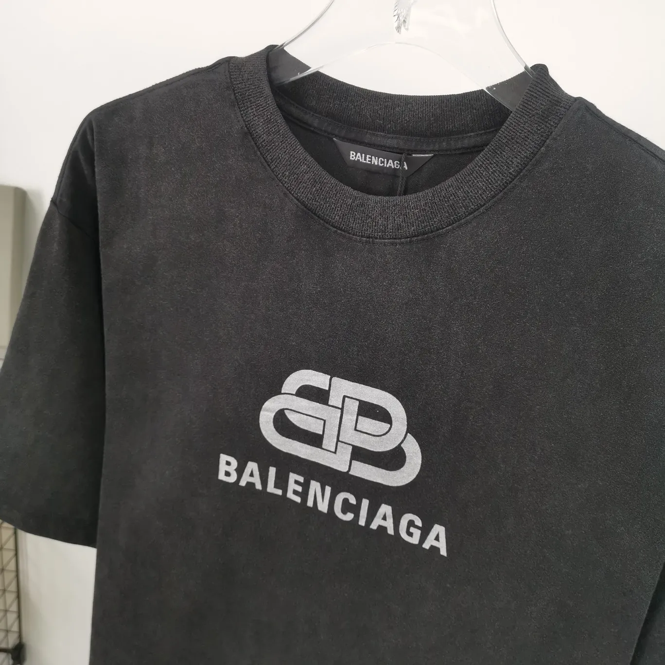 Top tested version Balenciaga 21ss new lock buckle Unisex short-sleeved loose pure cotton BALENCIAGA short-sleeved T-shirt for couples Super classic style with nice colors Oversize version 260g double yarn cotton top-quality fabric (washed garments, then fried) [Popular Xiaohongshu style | Highly recommended by ins style bloggers] Original model opening 1:1, all other colors are custom-woven and dyed (although everyone says so, but I guarantee it, and the threads are also dyed in the same vat) and there is no error with ZP.  Positioned cutting, high-quality wiring, original 1x1 thickened thread on the neckline, imported glue printing, black and gray colors are all silver, lock printing, repeated washing, not easy to crack! ! ! A full set of genuine one-to-one accessories, bag code marked. The numbers are all correct and identical.  Color: White Black Floral Gray Haze Blue Washed Black Size: XS-L P:280