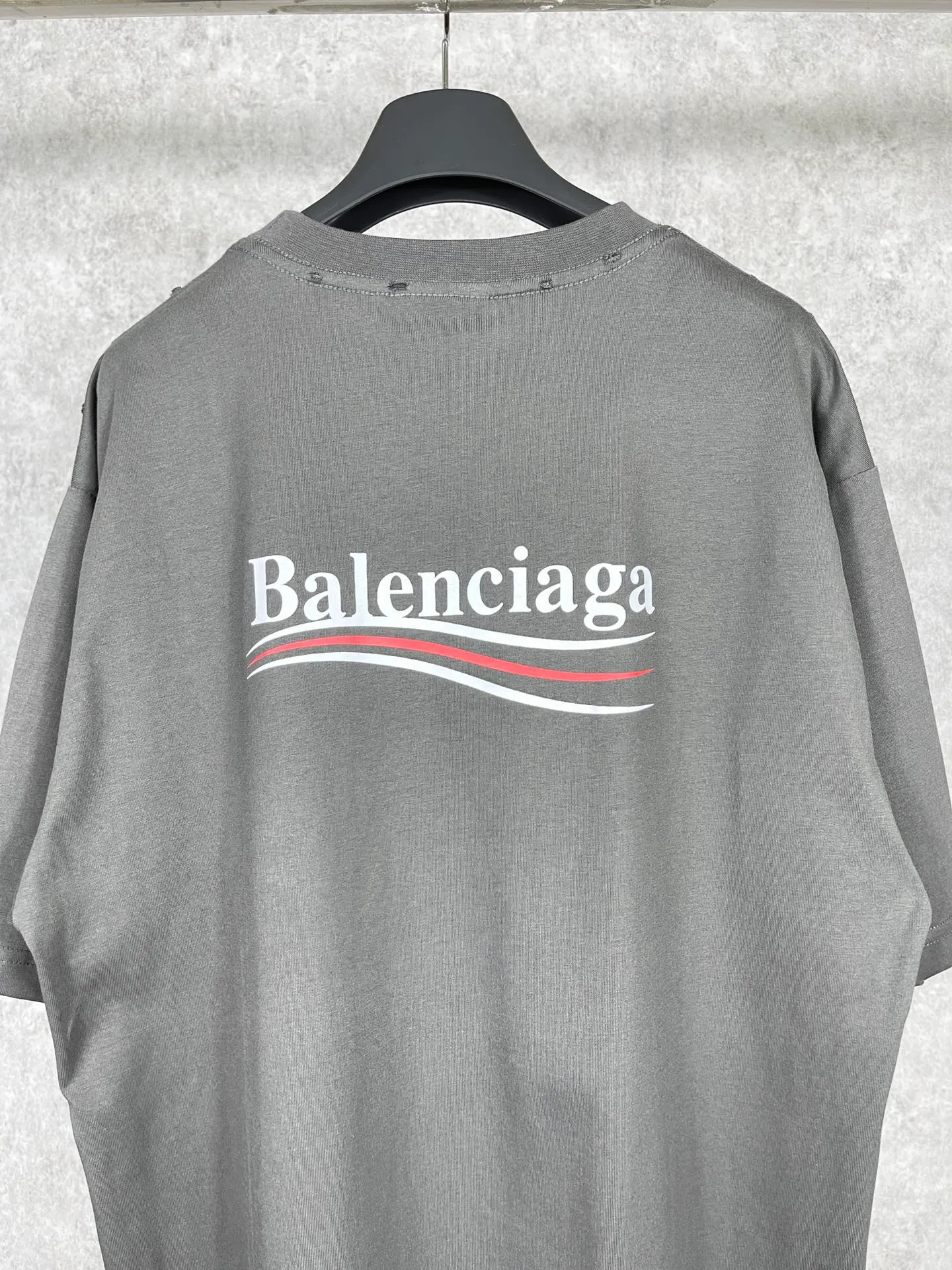 🅿️170 real photos [Top version. Official website quality] BALENCI*GA/Paris#Classic model, 2023 spring and summer new style. Coke printed distressed short-sleeved T-shirt# The fabric is made of Paris ZP custom-woven and dyed cotton double yarn. Weighing 260 grams, the cloth surface is clean. The cloth pattern is clear, soft and comfortable. The threads are dyed with no color difference. The classic pattern printing uses environmentally friendly imported glue and precision stencil. The letters are clear. No burrs. The three-dimensional effect is strong. The garments are worn and worn. All colors are synchronized with the brick cabinets, custom woven and dyed, and will not fade. Different market currencies. The version adopts OS loose shoulder design. Same style for men and women. Code: BL223060 Color: smoke gray, plain blue Size: XS to L