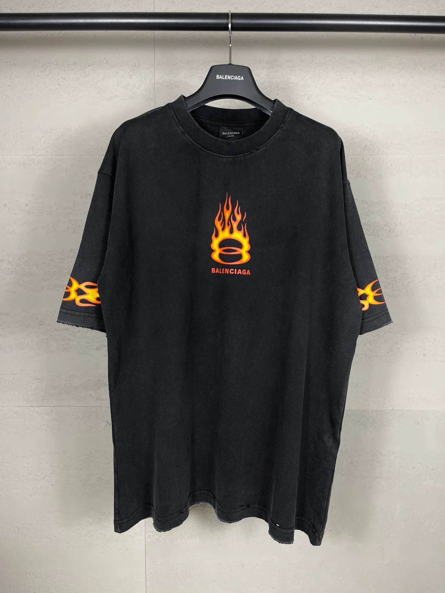 🅿️200 Actual Photos [Top Version. Official Website Quality] BALENCI*GA/Paris#.2024#Double Ring#Flame Direct Injection Printed Washed and Distressed Short-Sleeved T-shirt 2024 New Style. Developed as a genuine product at the first time, widely used in the market. Happy printing comparison! The fabric is made of Paris ZP custom-woven and dyed cotton double yarn. Weighing 260 grams, the cloth surface is clean. The cloth pattern is clear, soft and comfortable. The threads are dyed with no color difference. The printing uses environmentally friendly imported materials for direct printing, with clear patterns and three-dimensional effects. The entire garment is washed, distressed and worn. The version adopts OS loose shoulder design. Same style for men and women. Code: BL223376 Color: washed black, yellow, washed blue. Size: XS to L