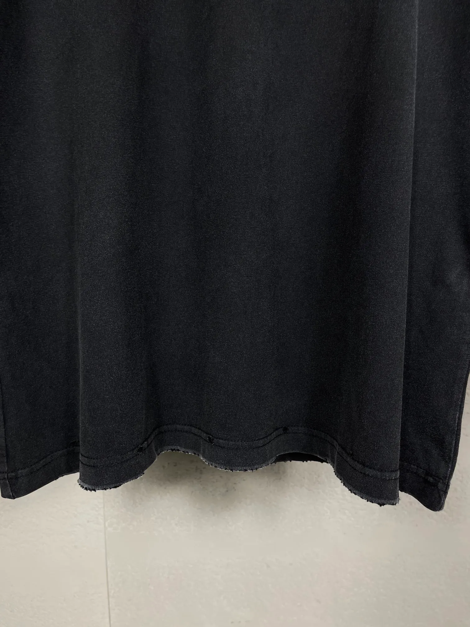 🅿️200 Actual Photos [Top Version. Official Website Quality] BALENCI*GA/Paris#.2024#Double Ring#Flame Direct Injection Printed Washed and Distressed Short-Sleeved T-shirt 2024 New Style. Developed as a genuine product at the first time, widely used in the market. Happy printing comparison! The fabric is made of Paris ZP custom-woven and dyed cotton double yarn. Weighing 260 grams, the cloth surface is clean. The cloth pattern is clear, soft and comfortable. The threads are dyed with no color difference. The printing uses environmentally friendly imported materials for direct printing, with clear patterns and three-dimensional effects. The entire garment is washed, distressed and worn. The version adopts OS loose shoulder design. Same style for men and women. Code: BL223376 Color: washed black, yellow, washed blue. Size: XS to L