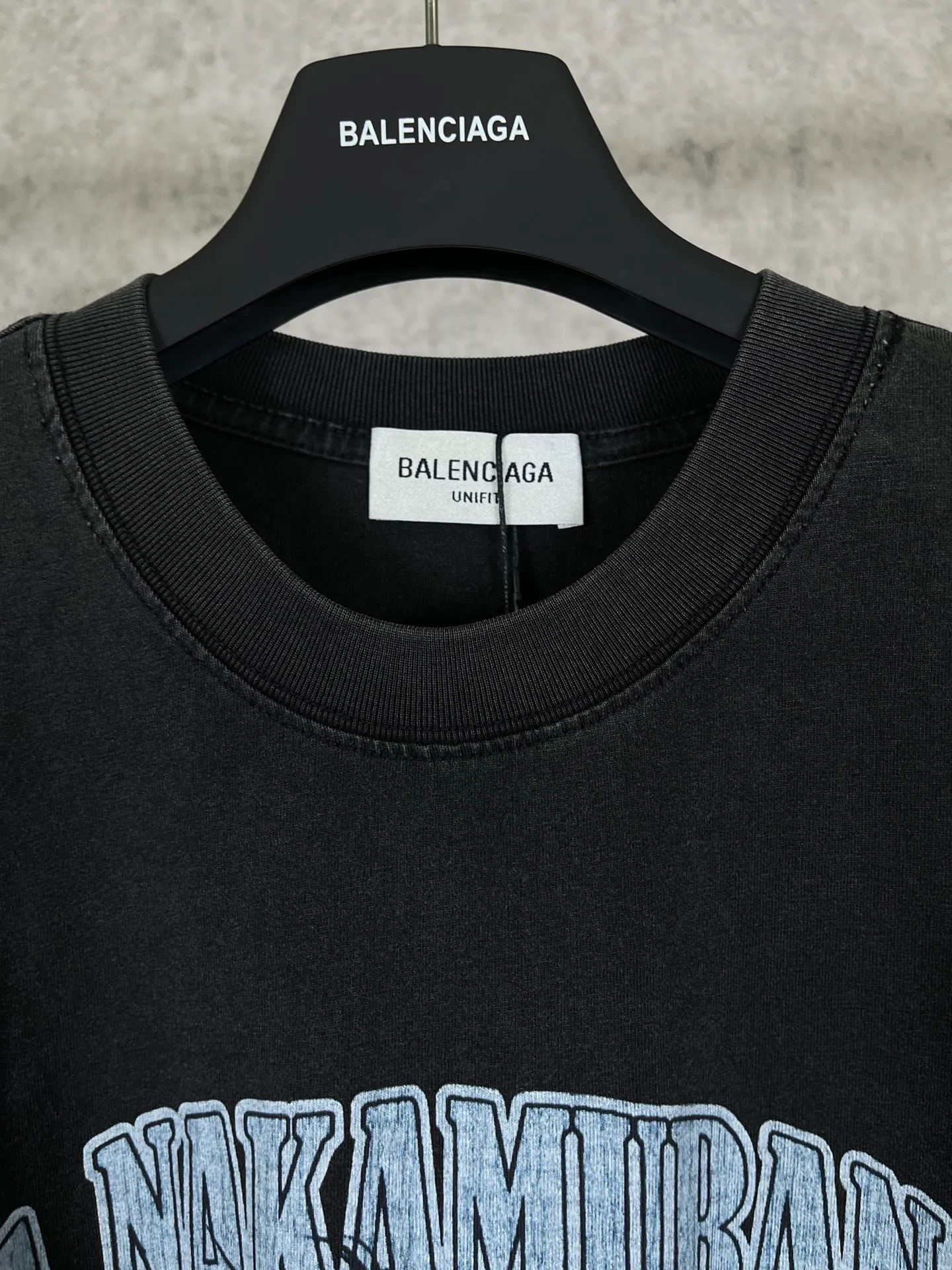🅿️194 Real photos [Top version. Official website quality] BALENCI*GA/Paris. Joint Music.Aya.Nakamura style short-sleeved T-shirt. The fabric is made of Paris ZP custom-woven and dyed cotton double yarn. The net weight is 260 grams. The cloth surface is clean. The cloth pattern is clear. Soft and comfortable. The threads are dyed with no color difference. The pattern adopts Kornit digital direct printing machine, the letters have a crackle process, the direct printing color is aligned with the original color, and the back of the cuffs is printed. The finished product is washed and aged. The process is complex. Restored brick cabinets, produced at Jubie Market based on pictures, welcome to compare. The version uses OS loose shoulder design. Same style for men and women Code: BL223017 Color: Washed black Size: XS to L