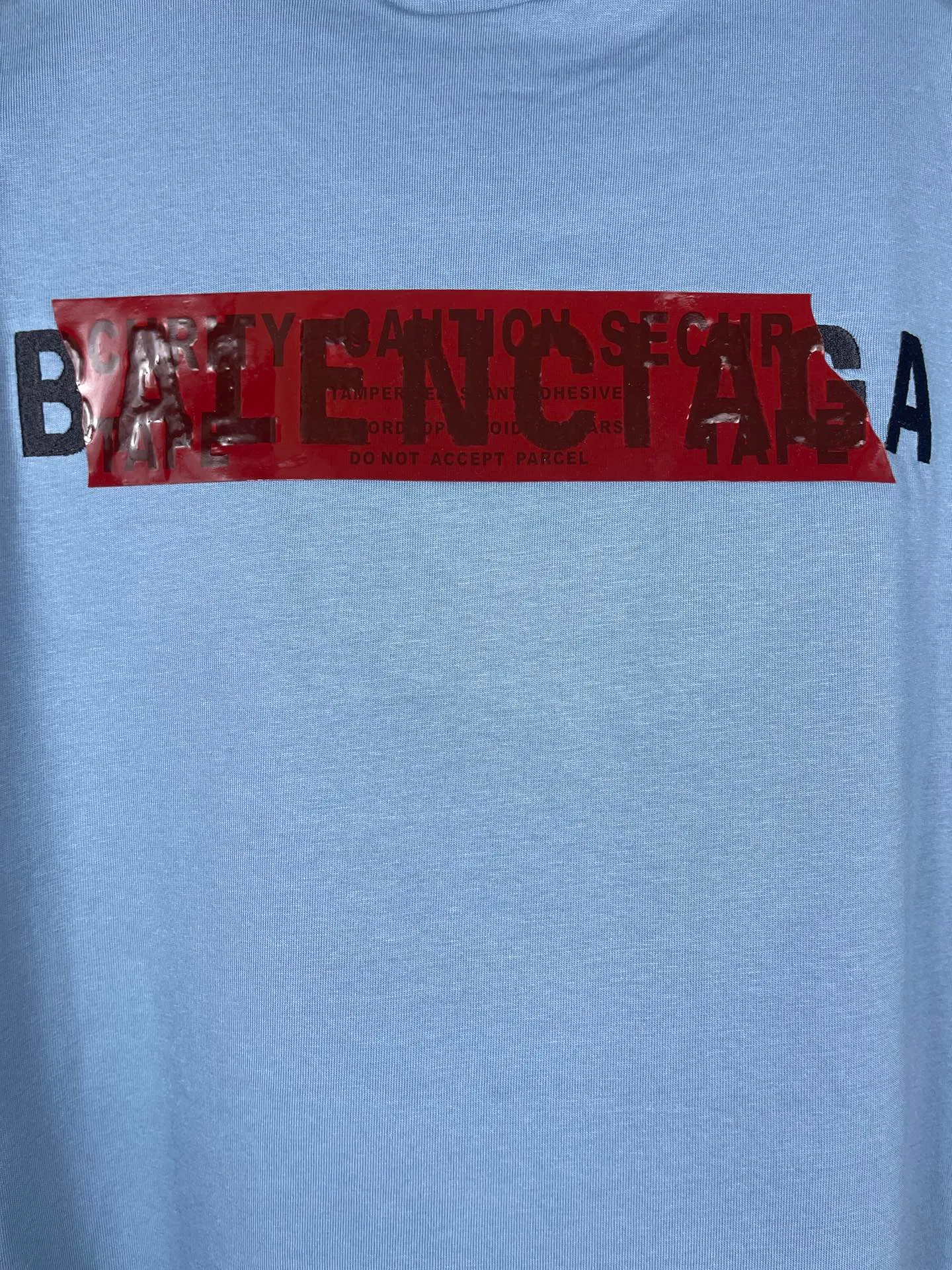 🅿️196 Actual pictures [Top version. Official website quality] BALENCI*GA/Paris #2025 new style front and rear letter LOGO embroidered tape taped short-sleeved T-shirt, full of design. Welcome to compare. The fabric is made of Paris ZP custom-woven and dyed cotton double yarn, weight 260 grams, clean cloth surface. Clear cloth pattern, soft and comfortable. The threads are dyed with no color difference. The classic letter LOGO is embroidered with imported Tajima embroidery machine. The tape is stamped with imported transparent glue. The effect is three-dimensional. Restore the brick cabinet, adopt the OS loose shoulder version. Same style for men and women. Code: BL253662 Color: black, sky blue, white, floral gray Size: XS S M L