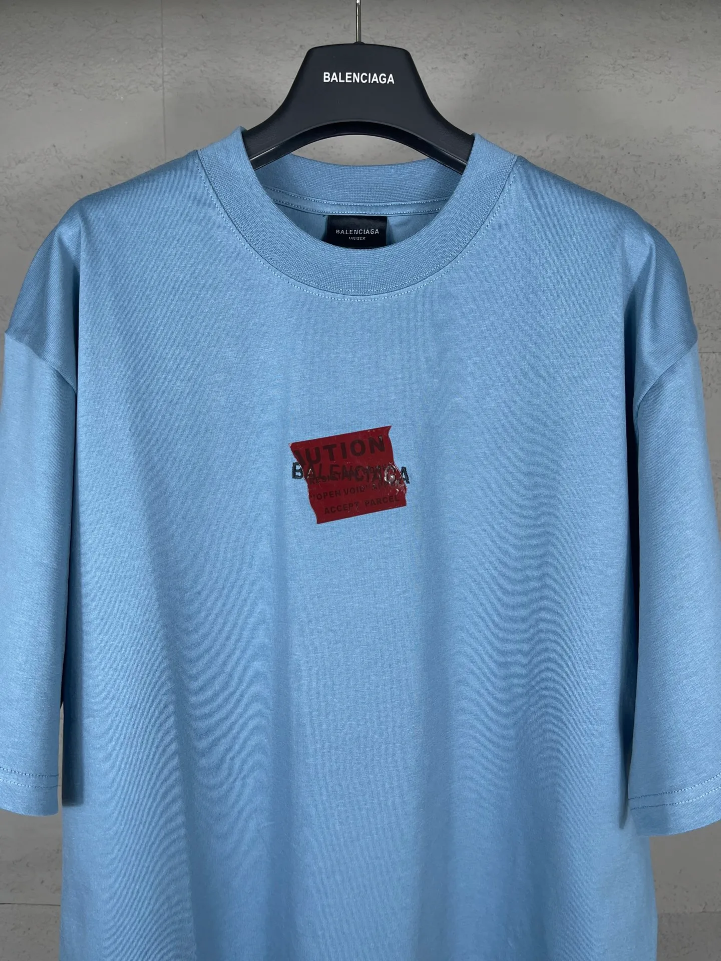 🅿️196 Actual pictures [Top version. Official website quality] BALENCI*GA/Paris #2025 new style front and rear letter LOGO embroidered tape taped short-sleeved T-shirt, full of design. Welcome to compare. The fabric is made of Paris ZP custom-woven and dyed cotton double yarn, weight 260 grams, clean cloth surface. Clear cloth pattern, soft and comfortable. The threads are dyed with no color difference. The classic letter LOGO is embroidered with imported Tajima embroidery machine. The tape is stamped with imported transparent glue. The effect is three-dimensional. Restore the brick cabinet, adopt the OS loose shoulder version. Same style for men and women. Code: BL253662 Color: black, sky blue, white, floral gray Size: XS S M L