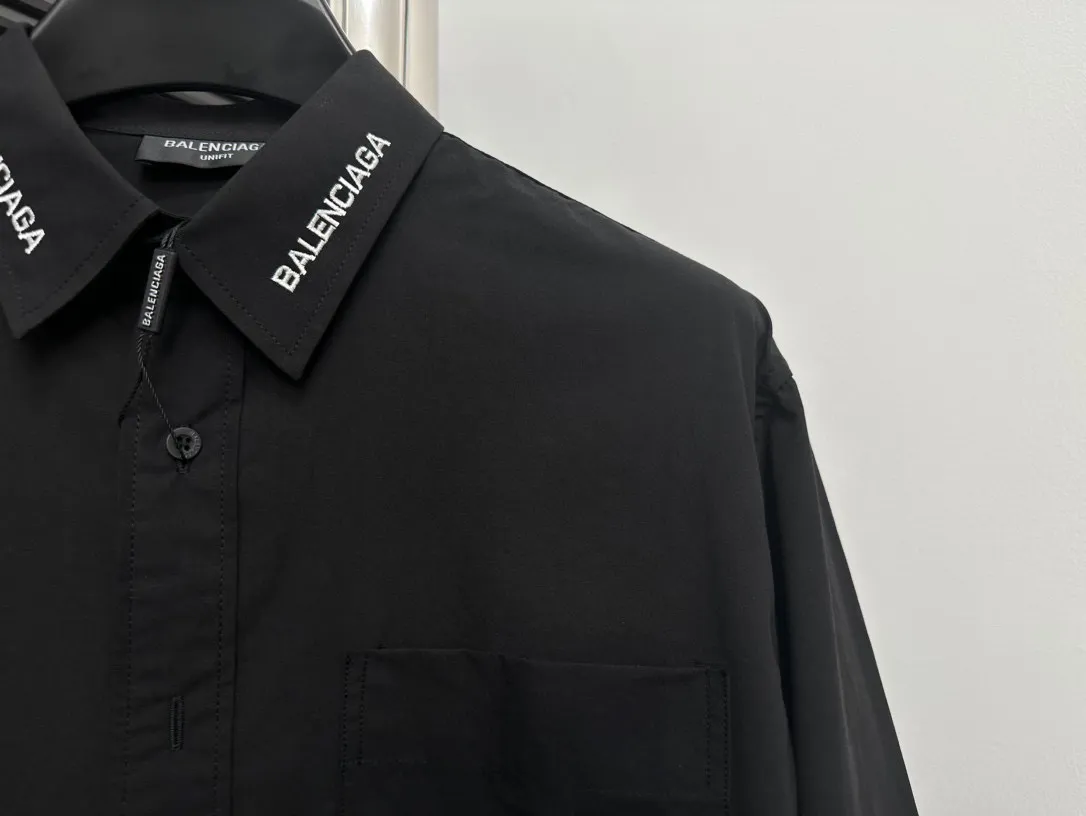 🅿️260 [𝘽𝘼𝙇𝙀𝙉𝘾𝙄𝘼𝙂𝘼] Paris 24SS neckline letter embroidered long-sleeved shirt, light luxury, a must-have item for men and women for daily commuting, correct version, feel free to compare 80-count plain weave imported Australian cotton high-density poplin fabric, imported Tajima embroidery machine heavy embroidery, custom dyed embroidery thread The collar placket is made of imported resin composite adhesive lining, and the original BLCG logo engraved buttons are molded and customized. Color: Black Size: S-XL