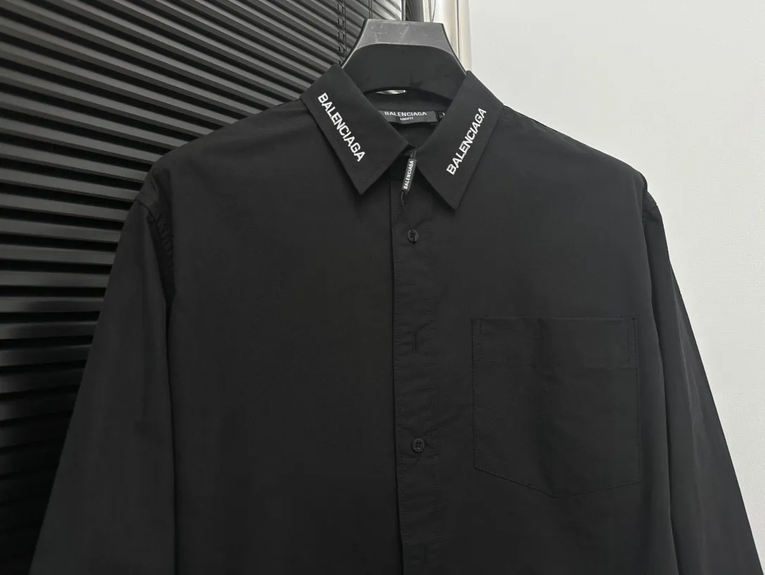 🅿️260 [𝘽𝘼𝙇𝙀𝙉𝘾𝙄𝘼𝙂𝘼] Paris 24SS neckline letter embroidered long-sleeved shirt, light luxury, a must-have item for men and women for daily commuting, correct version, feel free to compare 80-count plain weave imported Australian cotton high-density poplin fabric, imported Tajima embroidery machine heavy embroidery, custom dyed embroidery thread The collar placket is made of imported resin composite adhesive lining, and the original BLCG logo engraved buttons are molded and customized. Color: Black Size: S-XL
