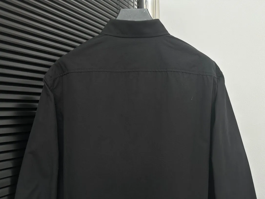 🅿️260 [𝘽𝘼𝙇𝙀𝙉𝘾𝙄𝘼𝙂𝘼] Paris 24SS neckline letter embroidered long-sleeved shirt, light luxury, a must-have item for men and women for daily commuting, correct version, feel free to compare 80-count plain weave imported Australian cotton high-density poplin fabric, imported Tajima embroidery machine heavy embroidery, custom dyed embroidery thread The collar placket is made of imported resin composite adhesive lining, and the original BLCG logo engraved buttons are molded and customized. Color: Black Size: S-XL