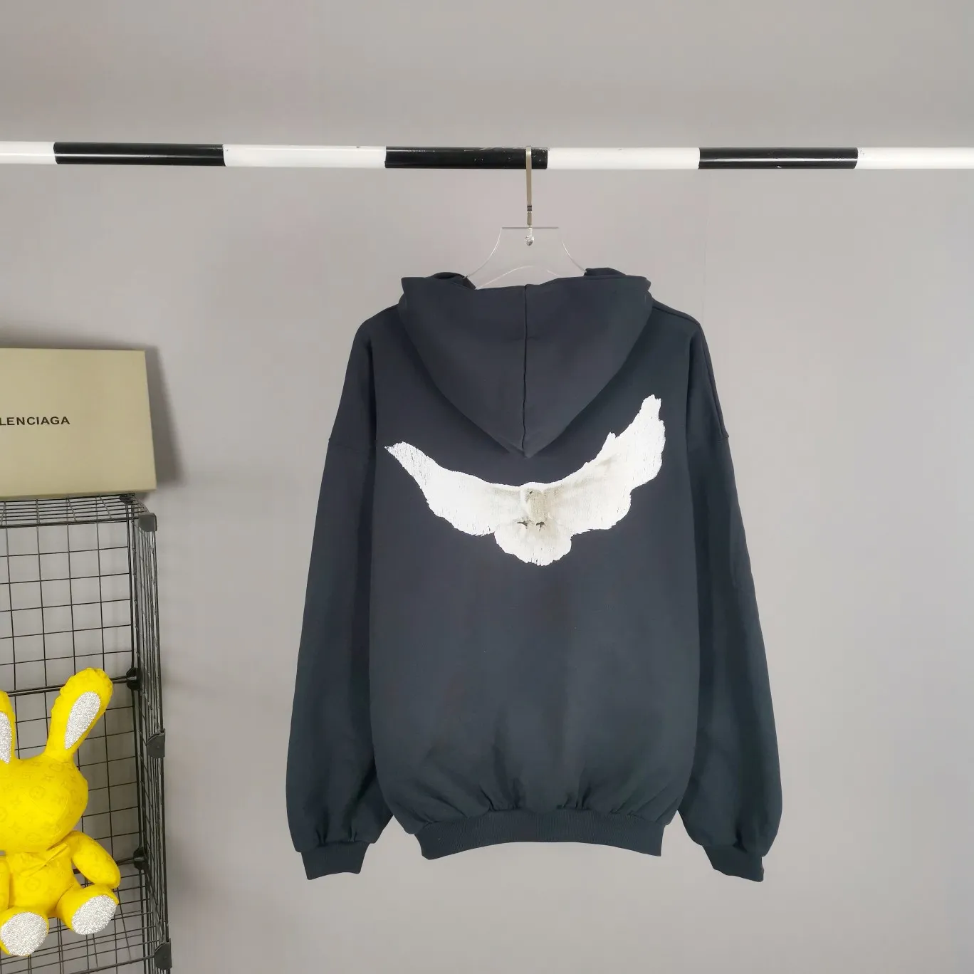Top tested version YEEZY co-branded GAP co-branded BALENCIAGA three-party co-branded peace dove theme male and female couple star same style pure cotton hoodie sweatshirt. Same style for Justin Bieber's concert. Many stars wear it, detonating the trend market. Oversiez street style. Fabric: This fabric can be said to be the ceiling in the industry this year. The quality is straight forward. It uses 460g double-strand terry with high-end and high-end positioning. Whoever gets it will know. The four colors are all original custom-dyed and there is no color difference with the genuine version. Details: The original hot stamping of the collar label, restored one to one, the size is consistent, the code mark is clear, the washed wheat is copied word for word, the front letter is a water transfer, light and clear, and the pigeon at the back is even more effort. In order to restore it, countless versions were made. The pigeon has numerous small cracks in different shades. PS: Do not wash by soaking, violent washing, or warm water. Color: washed black, charcoal gray, cement white, brown Size: S-XL P:410