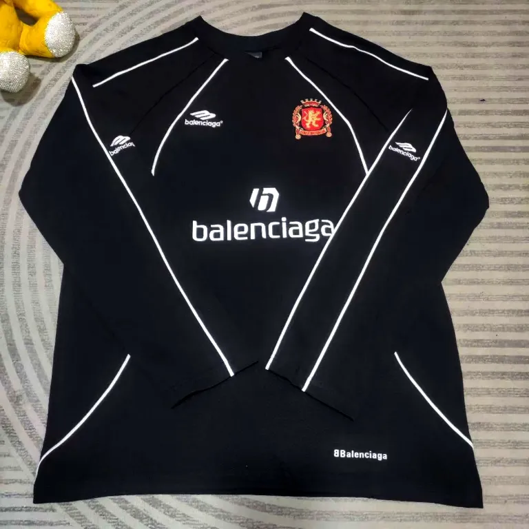 The top version of Balenciaga, Manchester United 24s spliced jersey, limited long sleeves, 380 grams weight, different from the low weight on the market, the os version is really charming, Balenciaga is really the best, each season's new version is the ultimate, very wearable, casual wear, 100% cotton, using 26 double yarns Made of imported knitted carded cotton, the thickness is moderate, drapey and contoured, and the upper body is comfortable!! It is very tolerant for fat body types, and you can lose five pounds instantly when wearing it! Front panel splicing elements embroidery imported Tajima high-density heavy-duty embroidery technology. The font is three-dimensional and full. The back panel and front panel are made of direct-injection digital printing environmentally friendly glue material, mechanized printing process. Mechanical printing has high precision, high positioning accuracy and strong quality stability. The neck strap is made of pure cotton and is one-piece. There is no color difference. The oversize version has become the focus of the trend in the past two years. The progressive fashion of the times also needs fresh elements and the blood impact of trendy designs to continue its glory! It is very fashionable to wear inside and outside, a must-have for high street travel. Color: White Black Size: XS-L P:360