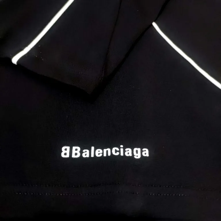 The top version of Balenciaga, Manchester United 24s spliced jersey, limited long sleeves, 380 grams weight, different from the low weight on the market, the os version is really charming, Balenciaga is really the best, each season's new version is the ultimate, very wearable, casual wear, 100% cotton, using 26 double yarns Made of imported knitted carded cotton, the thickness is moderate, drapey and contoured, and the upper body is comfortable!! It is very tolerant for fat body types, and you can lose five pounds instantly when wearing it! Front panel splicing elements embroidery imported Tajima high-density heavy-duty embroidery technology. The font is three-dimensional and full. The back panel and front panel are made of direct-injection digital printing environmentally friendly glue material, mechanized printing process. Mechanical printing has high precision, high positioning accuracy and strong quality stability. The neck strap is made of pure cotton and is one-piece. There is no color difference. The oversize version has become the focus of the trend in the past two years. The progressive fashion of the times also needs fresh elements and the blood impact of trendy designs to continue its glory! It is very fashionable to wear inside and outside, a must-have for high street travel. Color: White Black Size: XS-L P:360