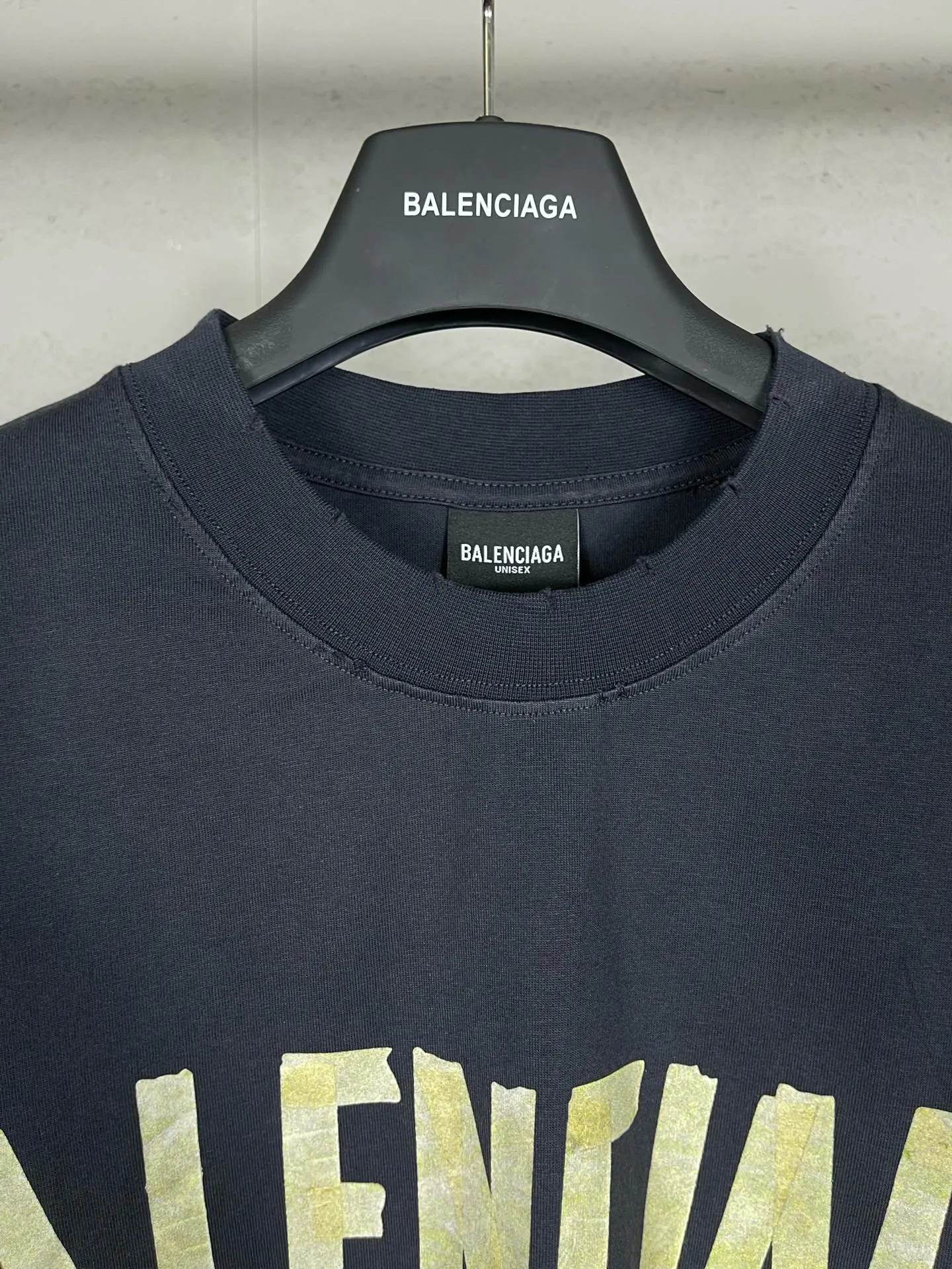 🅿️216 Real photos [Top version. Official website quality] BALENCI*GA/Paris. 23ss latest classic model. Front and rear tape direct printing. Ready-to-wear washed and worn long-sleeved T-shirt. Genuine product developed at the first time, brick cabinet synchronization. Welcome to compare. The fabric is made of Paris ZP custom-woven and dyed 100% cotton with double-yarn compact cotton. The weight is 260 grams. The cloth surface is clean. The cloth pattern is clear, soft and comfortable, and the threads are dyed with no color difference. The classic pattern is directly sprayed by a direct injection machine. Environmentally friendly imported materials, three-dimensional effect. Restored brick cabinet. The garments were washed and aged, and polished by many hands. Produced by ultra-heavy craftsmanship, the market currency is very different, welcome to compare. The version adopts OS loose shoulder design. The same style for men and women. Code: BL225003 Color: dark blue gray, off-white, burgundy, green, black blue, fog blue Size: XS S M L