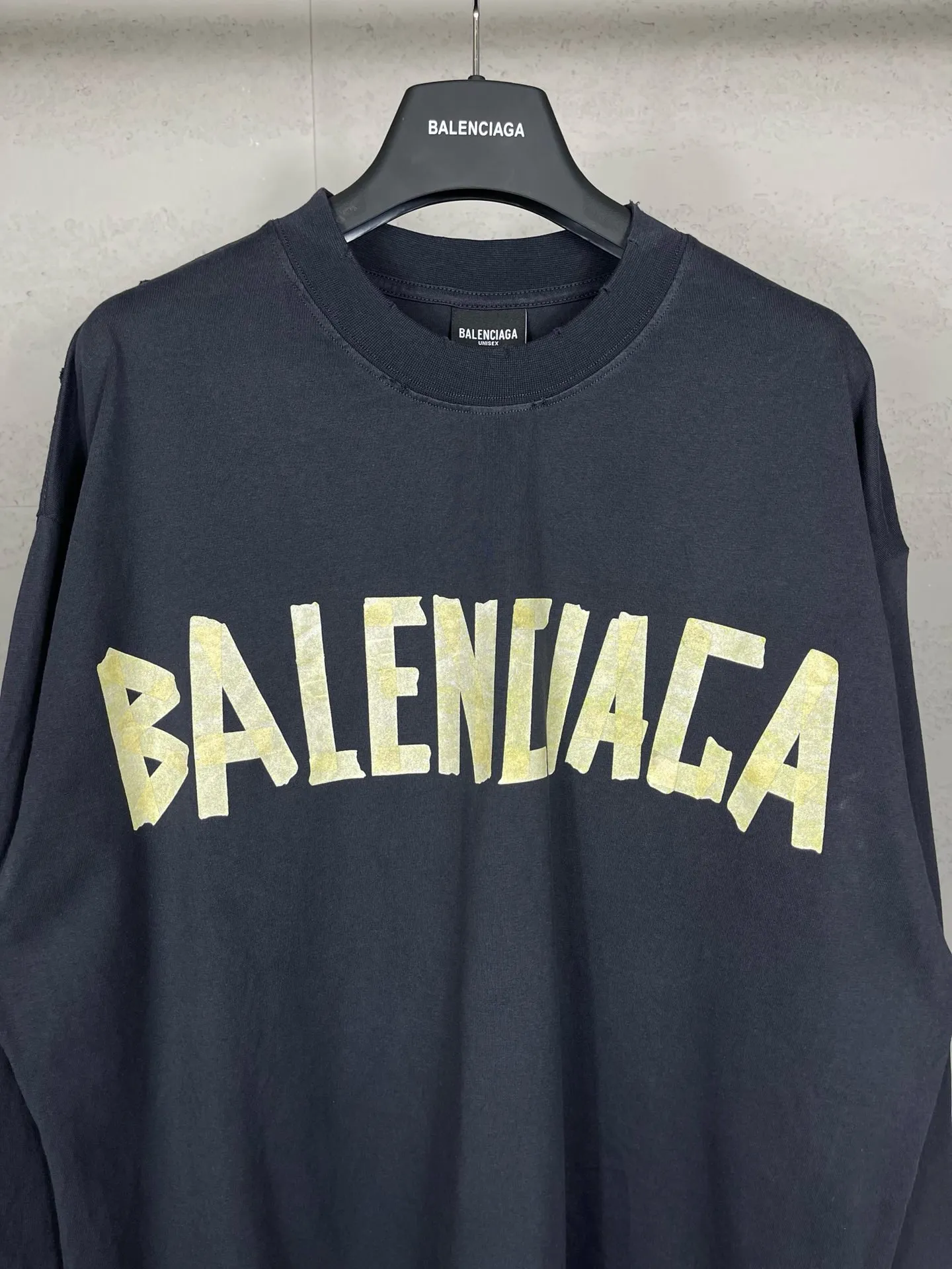 🅿️216 Real photos [Top version. Official website quality] BALENCI*GA/Paris. 23ss latest classic model. Front and rear tape direct printing. Ready-to-wear washed and worn long-sleeved T-shirt. Genuine product developed at the first time, brick cabinet synchronization. Welcome to compare. The fabric is made of Paris ZP custom-woven and dyed 100% cotton with double-yarn compact cotton. The weight is 260 grams. The cloth surface is clean. The cloth pattern is clear, soft and comfortable, and the threads are dyed with no color difference. The classic pattern is directly sprayed by a direct injection machine. Environmentally friendly imported materials, three-dimensional effect. Restored brick cabinet. The garments were washed and aged, and polished by many hands. Produced by ultra-heavy craftsmanship, the market currency is very different, welcome to compare. The version adopts OS loose shoulder design. The same style for men and women. Code: BL225003 Color: dark blue gray, off-white, burgundy, green, black blue, fog blue Size: XS S M L