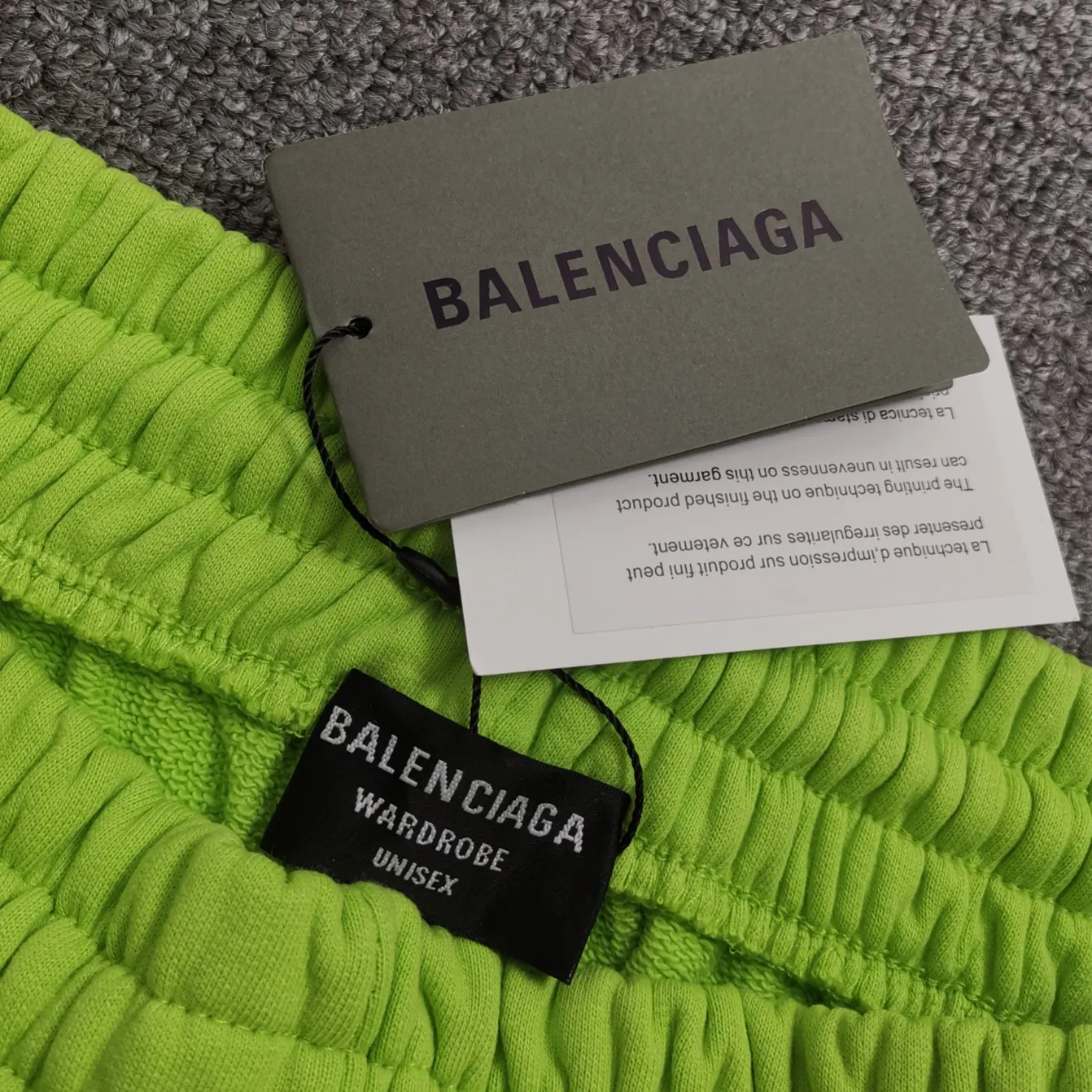 The top tested version of BALENCIAGA basic embroidered cotton loose shorts for men and women, the same trendy brand shorts for men and women. Fabric: Customized fish scale terry cotton fabric 440 grams, super heavy, ready-to-wear washable, soft and comfortable to the touch. Printing: Japanese Tajima embroidery technology is used, the embroidery is accurate, the printing is meticulous and full, and there is no thread skipping. Accessories: Complete set of customized BLCG accessories Color: Fluorescent green black gray dark khaki Size: XS-L P:310