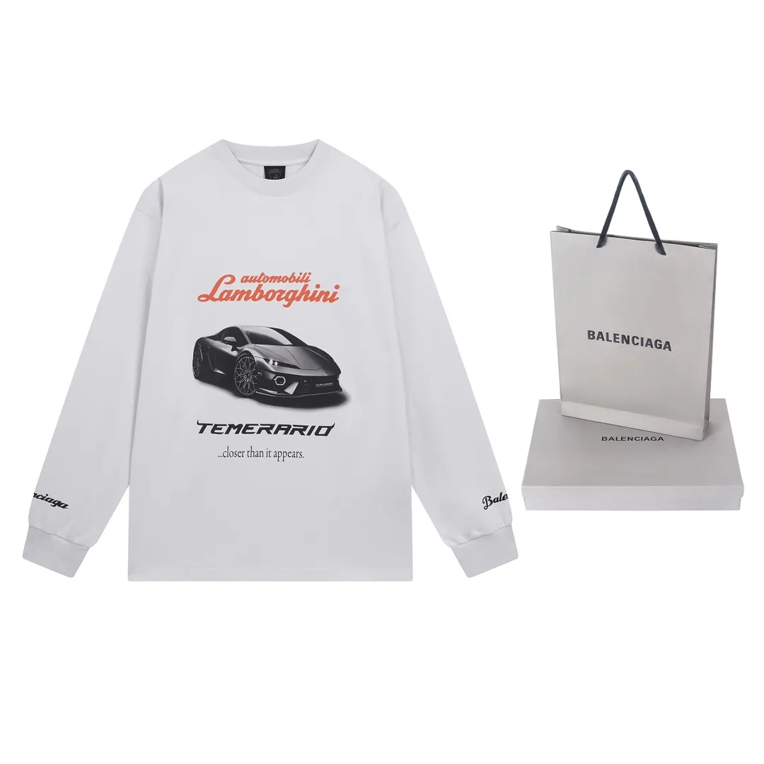 🅿️230 real shots [Top version. Official website quality] BALENCI*GA/Paris co-branded Lamborghini Lamborghini front and back left and right sleeves direct-injection printed long-sleeved T-shirt # SS25 latest model. Research and development at the first time, different market currencies. Comparisons welcome. The fabric is made of Paris ZP custom-woven and dyed cotton double yarn. Weighing 260 grams, the cloth surface is clean. The cloth pattern is clear, soft and comfortable. The threads are dyed with no color difference. Printing adopts computer direct printing. The pattern letters are clear, three-dimensional and without burrs. Jubie market produces pictures based on pictures. Welcome to compare. The version adopts OS loose shoulder design. Same style for men and women. Code: BL255071 Color: white gray, black Size: XS S M L