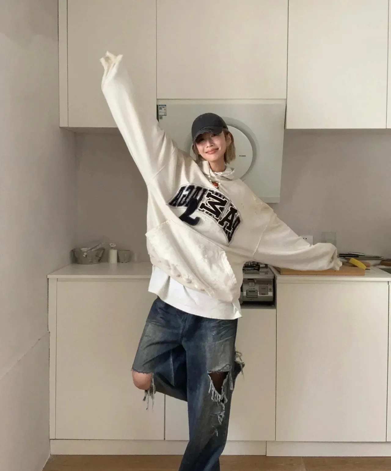 ♻️💯Upper body reference model picture❤️Top tested version 23FW BALENCIAGA Paris Manchester United limited edition distressed male and female couple star same style pure cotton loose hooded sweatshirt [very suitable for Douyin, and other platforms! The letters in the LOGO position have been damaged and polished! 】 The fabric is custom-made washed knitted cotton terry material. The upper body is very soft. The front panel uses a classic hand pocket with a worn effect. The overall yellow and dirty effect is all artificially sprayed with majolica. It requires proficiency and experience to achieve this natural and elegant effect!  Customized towel embroidery on the chest, heavily damaged! The aging effect is very obvious! The overall artificial positioning coating is hand-made, washed and dirty. The frayed hole craftsmanship has a hand-painted graffiti effect. The arms behind the bend are made of open-stitch frayed craftsmanship. The wiring is delicate. Elastic cuff design. The whole body is hand-positioned with muddy dyeing and frayed effect! Ready-made garments are washed twice with water +➕ once with wax. It feels smooth!   The Manchester United letters and logo on the chest are designed with full embroidery and the details are visible!  Size: XS-L Color: White Black P: 470