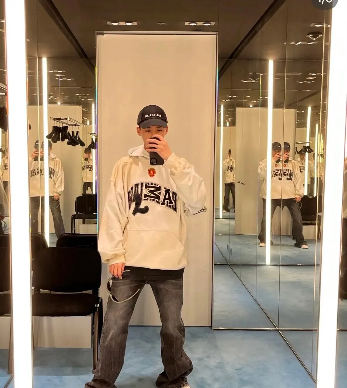 ♻️💯Upper body reference model picture❤️Top tested version 23FW BALENCIAGA Paris Manchester United limited edition distressed male and female couple star same style pure cotton loose hooded sweatshirt [very suitable for Douyin, and other platforms! The letters in the LOGO position have been damaged and polished! 】 The fabric is custom-made washed knitted cotton terry material. The upper body is very soft. The front panel uses a classic hand pocket with a worn effect. The overall yellow and dirty effect is all artificially sprayed with majolica. It requires proficiency and experience to achieve this natural and elegant effect!  Customized towel embroidery on the chest, heavily damaged! The aging effect is very obvious! The overall artificial positioning coating is hand-made, washed and dirty. The frayed hole craftsmanship has a hand-painted graffiti effect. The arms behind the bend are made of open-stitch frayed craftsmanship. The wiring is delicate. Elastic cuff design. The whole body is hand-positioned with muddy dyeing and frayed effect! Ready-made garments are washed twice with water +➕ once with wax. It feels smooth!   The Manchester United letters and logo on the chest are designed with full embroidery and the details are visible!  Size: XS-L Color: White Black P: 470