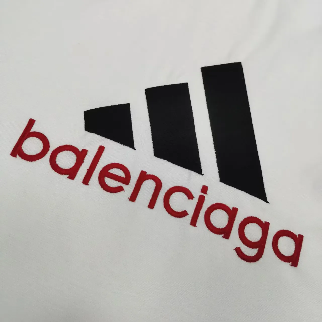 [New arrival] Top-quality and tested version BALENCIAGA/ADIDAS co-branded Adidas embroidered letters round neck short-sleeved T-shirt, a hot trend at the moment🔥Quality ceiling It seems to be a simple printing or embroidery, but it is not simple at all. 100% imported machine restoration, details, workmanship and fabrics are consistent with the original ones. Guaranteed no color difference with the counter. Feel free to compare ⚠️Note that the threaded necklines are all original collars of a certain Paris and a certain country. High wrapping degree The width of the neckline and cabinets are accurate to the millimeter. Thick necklines are not easily deformed. The collars of high-end goods are restored to cabinets. This distinguishes the large collars of ordinary garbage in the world. ⚠️Different styles of washed wheat main wheat, including imported wheat, have different colors and codes. Really restore the counter. As we all know, Balenciaga has different English or color on the collar labels of each season. It distinguishes the fast food products of the world's uniform main wheat washed wheat. ⚠️Pay attention to the workmanship. There are no folds in the stitching at the neckline, smooth and natural without overlapping lines. True restoration ⚠️The fabric is made of 280g Paris-specific double yarn. It is really incomparable with the ordinary version on the market. Correct printing details. Correct double yarn with high weight thread. Correct packaging details. All-round restoration of workmanship. All-round restoration of packaging. P:270 Color: Black White Green SIZE: XS-S-M-L