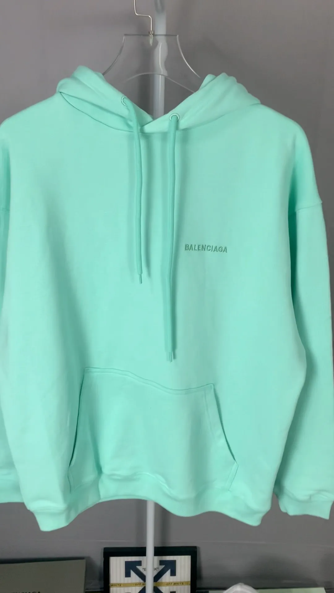 Real shot of the video - the top version of BALENCIAGA with large LOGO on the back and basic letters, loose cotton for men and women, the same trendy brand, high-end embroidered cotton hoodie, hooded sweatshirt. The god of simplicity in Paris, a volume sought after by many stars. Lisa’s favorite basic short-sleeved Paris style, which has a very high appearance rate. Wear alone, paired with jeans, shorts, and sweatpants, it's a versatile style. Xiaohongshu, a hot item on INS, a must-have for Paris fans.  Using Tajima embroidery technology imported from Japan, the printing looks very three-dimensional and full, with no threads. Regardless of the size, the front and back letters can be expressed perfectly! The fabric is made of 460g pure cotton combed terry fabric!  A complete set of customized tags, collar tags, washed, plastic bags, and most importantly, a complete set of bags, tag codes, and codes are all authentic.  Color: mint green dark brown Size: XS-L P:450