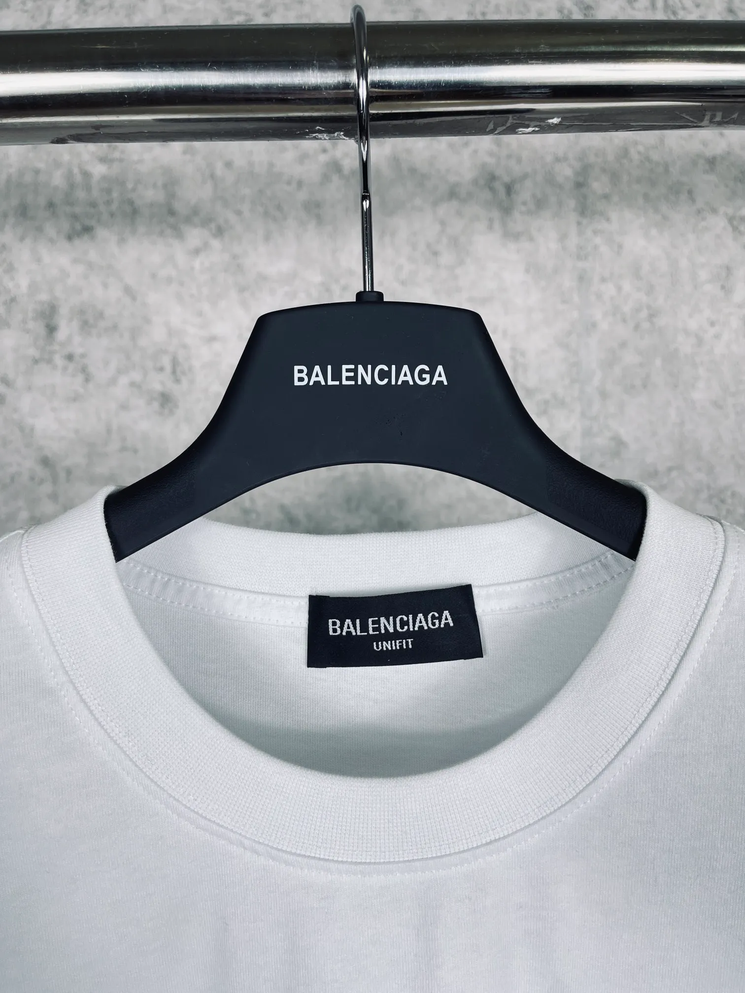 🅿️160 real photos [Top version. Official website quality] BALENCI*GA/Paris. Initialized LOGO printed short-sleeved T-shirt. Brick cabinet synchronization.                       The fabric is made of Paris ZP custom-woven and dyed 100% double yarn compact cotton. The weight is 260 grams. The cloth surface is clean. The cloth pattern is clear, soft and comfortable. The threads are dyed with no color difference. The classic pattern is printed with environmentally friendly imported materials and precision stencils. Three-dimensional effect of pulping. Jubie market ordinary watermark. Restore the brick cabinet. The version adopts the OS loose shoulder version. Same style for men and women. Code: BL223027 Color: Black. White Size: XS S M L