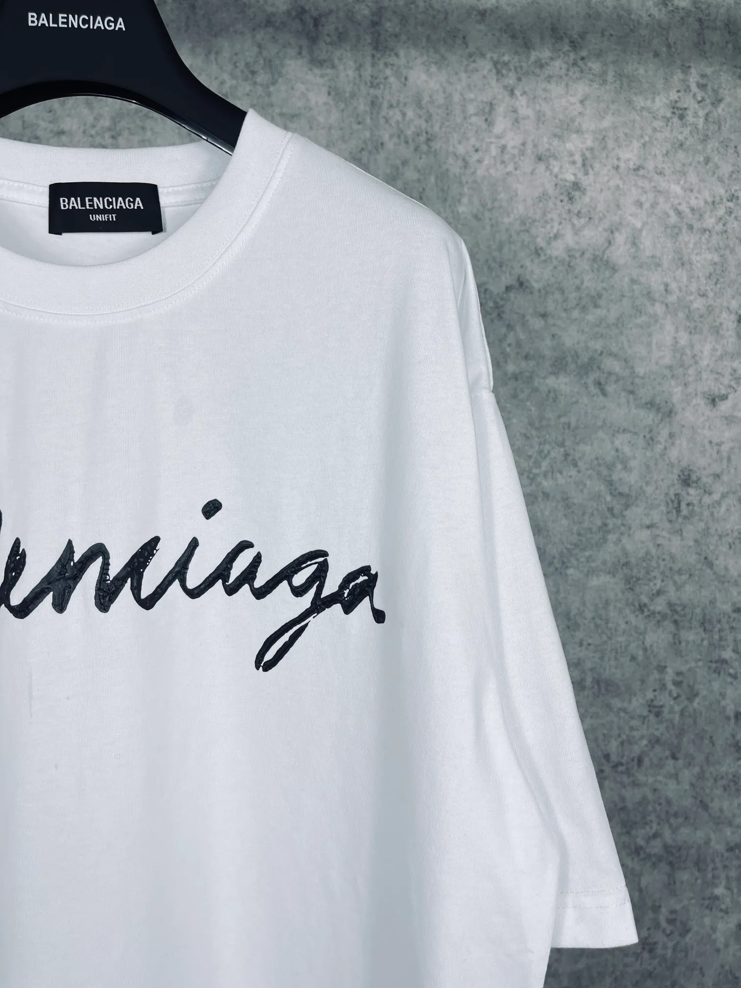 🅿️160 real photos [Top version. Official website quality] BALENCI*GA/Paris. Initialized LOGO printed short-sleeved T-shirt. Brick cabinet synchronization.                       The fabric is made of Paris ZP custom-woven and dyed 100% double yarn compact cotton. The weight is 260 grams. The cloth surface is clean. The cloth pattern is clear, soft and comfortable. The threads are dyed with no color difference. The classic pattern is printed with environmentally friendly imported materials and precision stencils. Three-dimensional effect of pulping. Jubie market ordinary watermark. Restore the brick cabinet. The version adopts the OS loose shoulder version. Same style for men and women. Code: BL223027 Color: Black. White Size: XS S M L