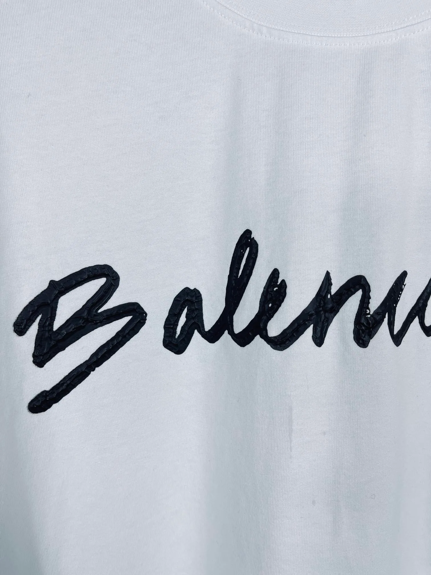 🅿️160 real photos [Top version. Official website quality] BALENCI*GA/Paris. Initialized LOGO printed short-sleeved T-shirt. Brick cabinet synchronization.                       The fabric is made of Paris ZP custom-woven and dyed 100% double yarn compact cotton. The weight is 260 grams. The cloth surface is clean. The cloth pattern is clear, soft and comfortable. The threads are dyed with no color difference. The classic pattern is printed with environmentally friendly imported materials and precision stencils. Three-dimensional effect of pulping. Jubie market ordinary watermark. Restore the brick cabinet. The version adopts the OS loose shoulder version. Same style for men and women. Code: BL223027 Color: Black. White Size: XS S M L