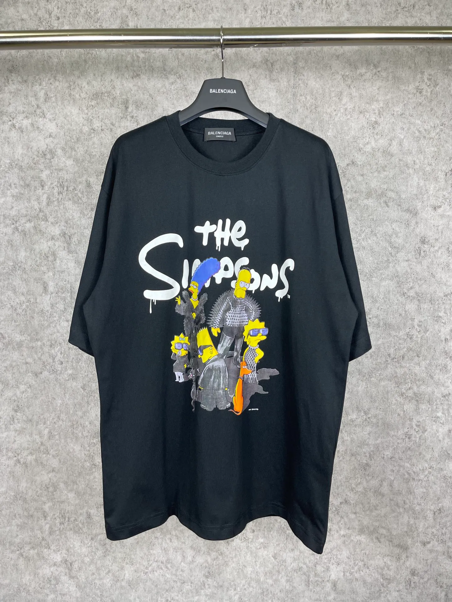 🅿️170 Actual Photos [Top version. Official website quality] BALENCI*GA/Paris. Co-branded model BALENCI*GA.x THE SIMPSONS Simpson co-branded short-sleeved T-shirt. The fabric is made of Paris ZP custom-woven and dyed cotton double yarn. The net weight is 260 grams. The cloth surface is clean. The cloth pattern is clear, soft and comfortable. The threads are dyed with no color difference. The classic pattern is made with Kornit digital direct printing machine, the effect is three-dimensional, the color is aligned with ZP, no burrs, the LOGO is embroidered on the back hem, and the brick cabinet is restored. It is produced in Jubie market based on the pictures. You are welcome to compare the version and use the OS loose shoulder version. Same style for men and women Code: BL223053 Color: Black. White. Blue Size: XS to L