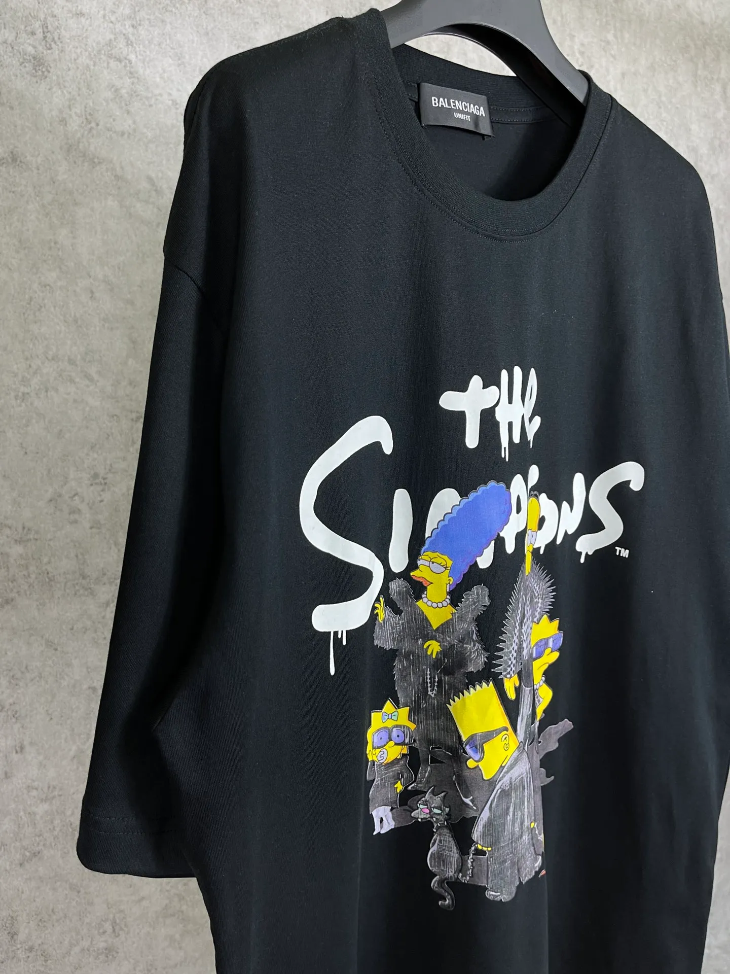 🅿️170 Actual Photos [Top version. Official website quality] BALENCI*GA/Paris. Co-branded model BALENCI*GA.x THE SIMPSONS Simpson co-branded short-sleeved T-shirt. The fabric is made of Paris ZP custom-woven and dyed cotton double yarn. The net weight is 260 grams. The cloth surface is clean. The cloth pattern is clear, soft and comfortable. The threads are dyed with no color difference. The classic pattern is made with Kornit digital direct printing machine, the effect is three-dimensional, the color is aligned with ZP, no burrs, the LOGO is embroidered on the back hem, and the brick cabinet is restored. It is produced in Jubie market based on the pictures. You are welcome to compare the version and use the OS loose shoulder version. Same style for men and women Code: BL223053 Color: Black. White. Blue Size: XS to L
