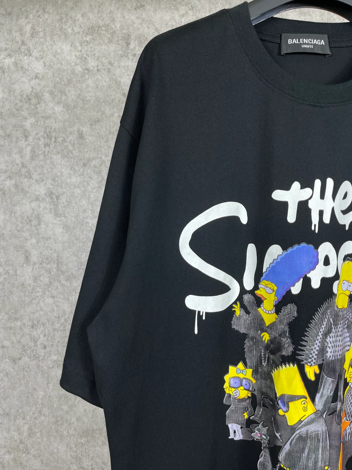 🅿️170 Actual Photos [Top version. Official website quality] BALENCI*GA/Paris. Co-branded model BALENCI*GA.x THE SIMPSONS Simpson co-branded short-sleeved T-shirt. The fabric is made of Paris ZP custom-woven and dyed cotton double yarn. The net weight is 260 grams. The cloth surface is clean. The cloth pattern is clear, soft and comfortable. The threads are dyed with no color difference. The classic pattern is made with Kornit digital direct printing machine, the effect is three-dimensional, the color is aligned with ZP, no burrs, the LOGO is embroidered on the back hem, and the brick cabinet is restored. It is produced in Jubie market based on the pictures. You are welcome to compare the version and use the OS loose shoulder version. Same style for men and women Code: BL223053 Color: Black. White. Blue Size: XS to L