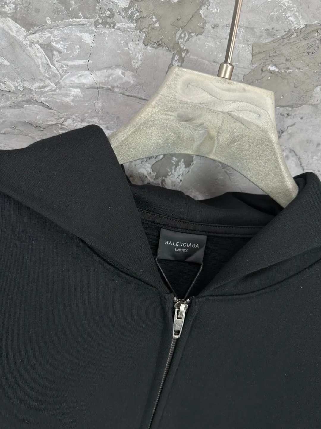 🅿️380 - BALENCI*GA Paris embroidered small letters hooded zipper sweatshirt. The front and back embroidery is finely embroidered by imported Tajima embroidery machines. Customized matching hardware. The letters are clear. The effect is three-dimensional. Exclusively pattern-woven and dyed 460g fabric. Threads are dyed in the same cylinder with zero color difference. Brick cabinet synchronization. Welcome to compare. Same style for men and women -Color: Black -SIZE: Xs S M L Style No. 8983#