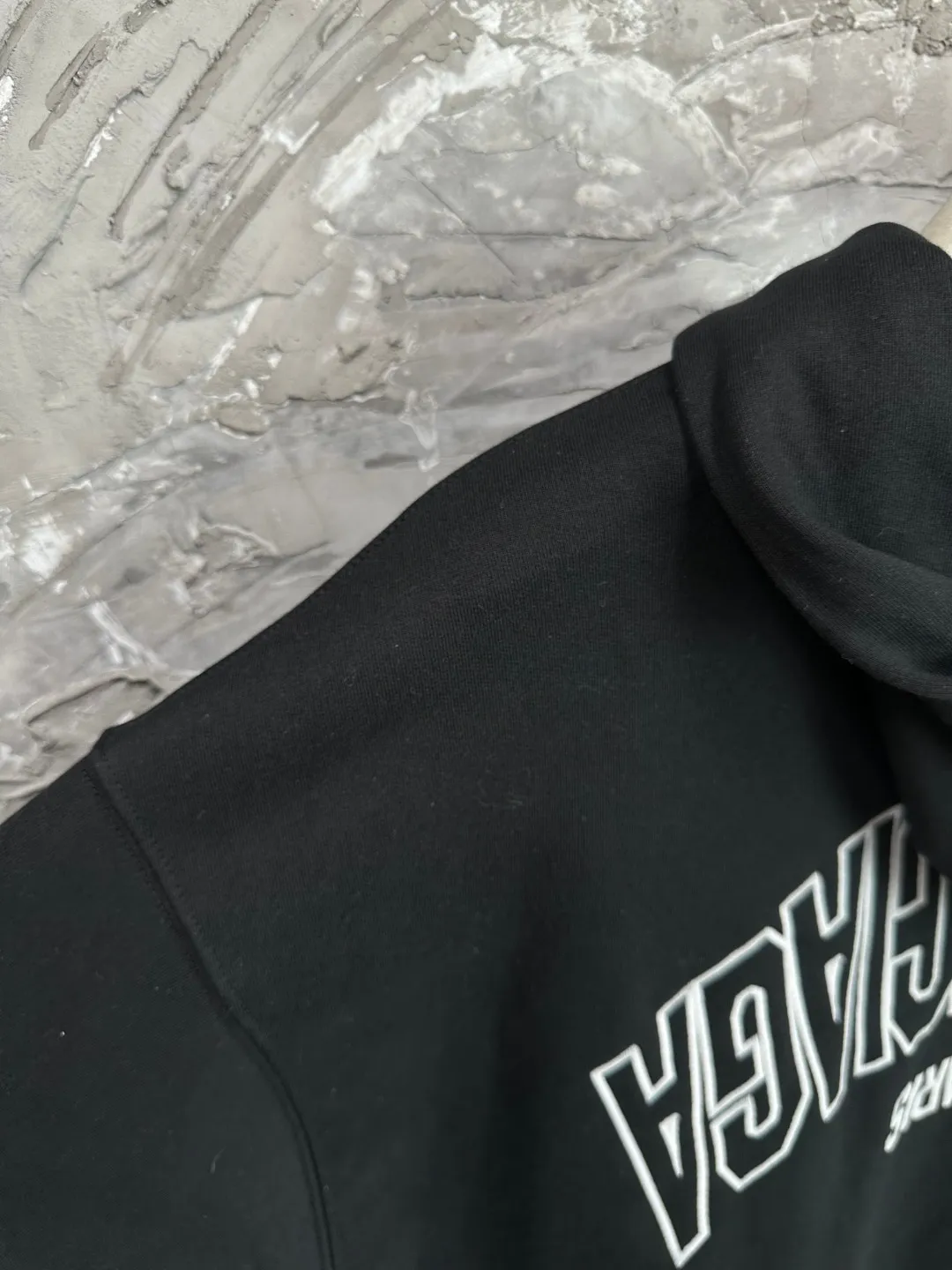 🅿️380 - BALENCI*GA Paris embroidered small letters hooded zipper sweatshirt. The front and back embroidery is finely embroidered by imported Tajima embroidery machines. Customized matching hardware. The letters are clear. The effect is three-dimensional. Exclusively pattern-woven and dyed 460g fabric. Threads are dyed in the same cylinder with zero color difference. Brick cabinet synchronization. Welcome to compare. Same style for men and women -Color: Black -SIZE: Xs S M L Style No. 8983#