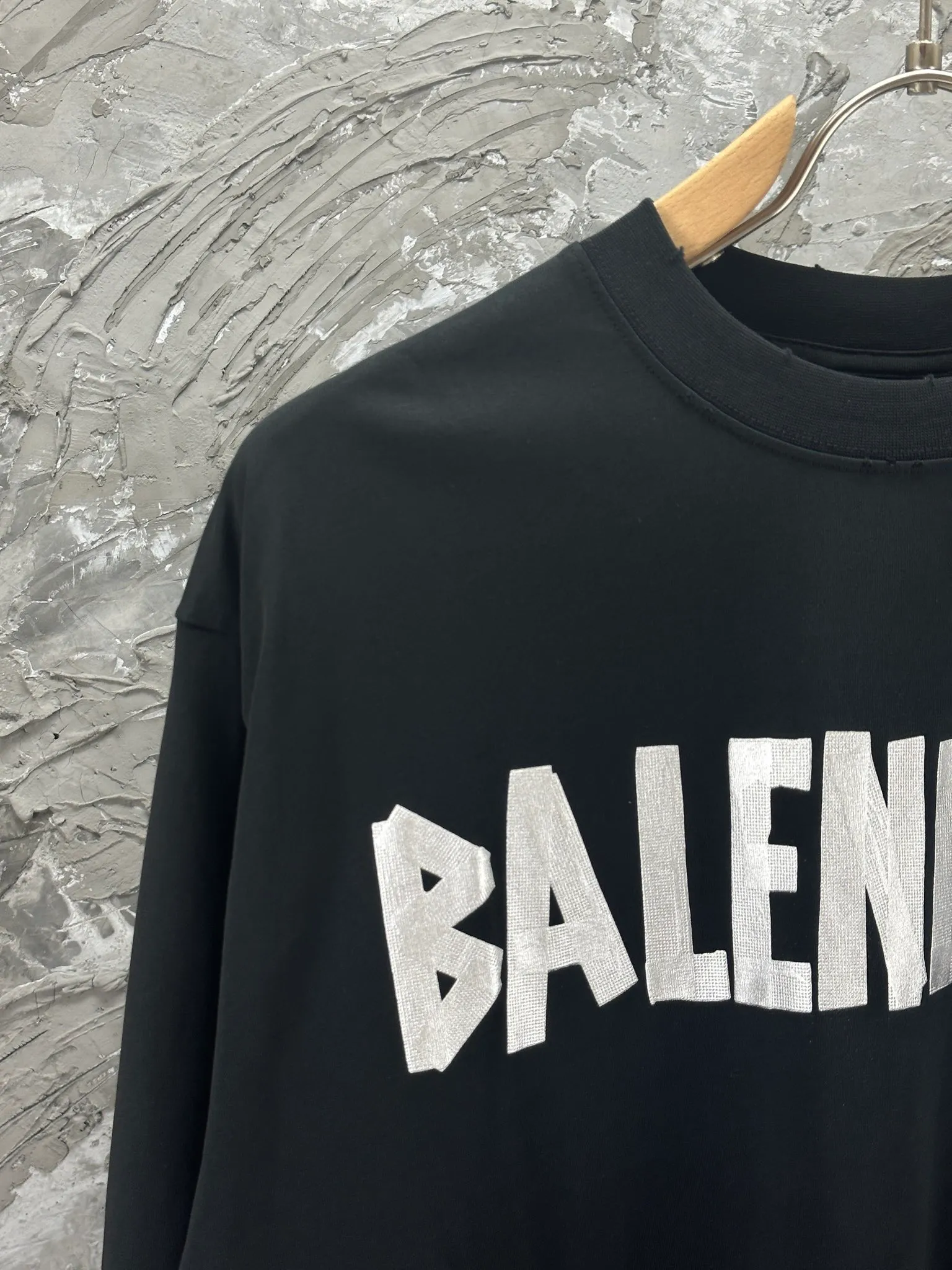 🅿️250 - BALENCI*GA Paris tape series printed washed distressed long sleeves. The fabric is made of 280g Paris-specific double yarns * high weight 1:1 double yarn rib. The front and rear panels are made of imported Kornit machine direct-injection printing technology. Old-fashioned + multi-position cutting and wear-making process. Two high-temperature shaping washes. os dropped shoulders, loose version, same style for men and women -Color: off-white, iron gray, burgundy, green, black blue, fog blue -SIZE: XS S M L style number 8602#