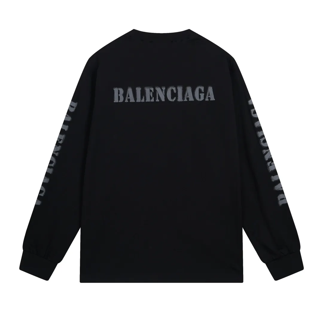 🅿️250 BALENCI*GA Paris blurred letter logo printed distressed long sleeves. The fabric is made of Paris custom-woven and dyed double-yarn pure cotton. The weight is 280g. The thread is custom-woven and dyed without color difference before and after. The printing uses environmentally friendly imported materials and printing dot direct injection technology. Two high-temperature setting washes. os dropped shoulders and loose version. Same style for men and women -Color: black, off-white -SIZE: XS S M L Style No. 8605#